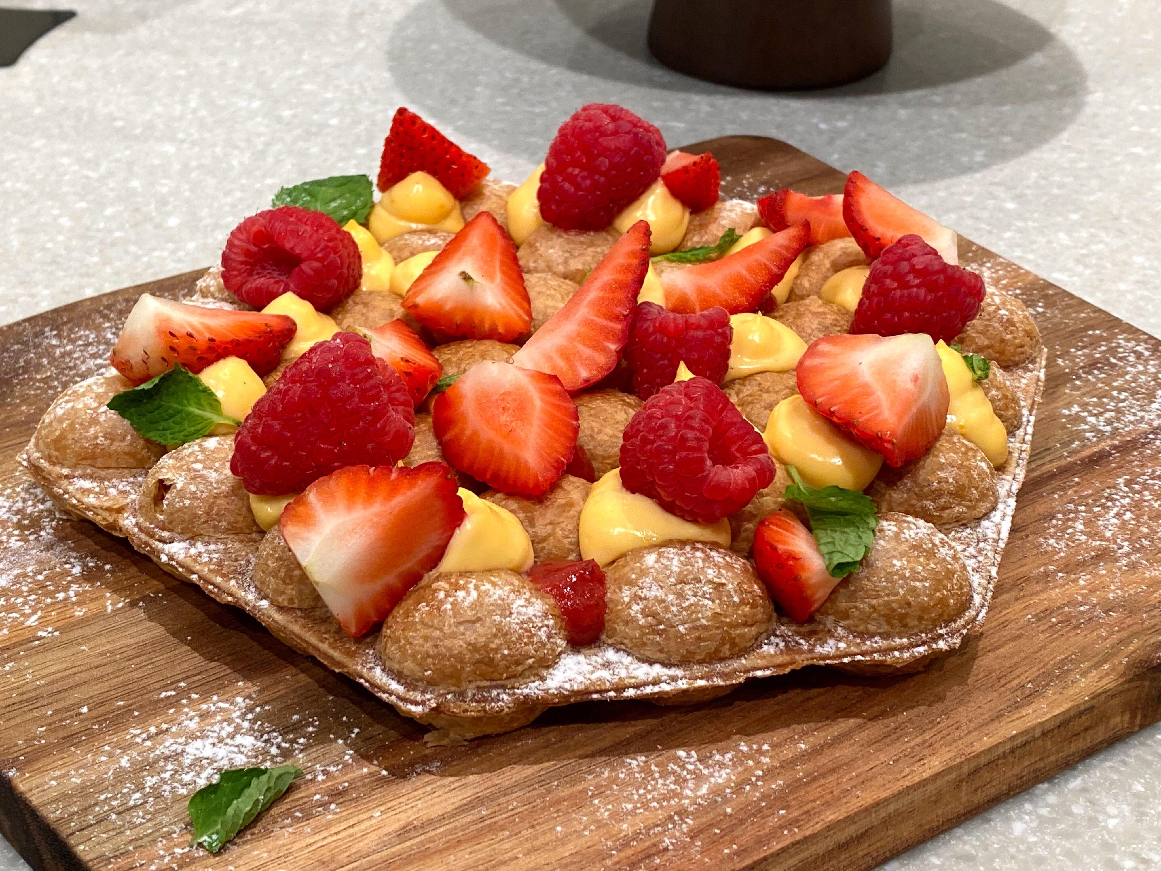 雜莓蜂巢千層酥(即將推出,發售日期請留意官方社交媒體) 綴上自家製呍呢嗱吉士醬香滑不甜膩,酥皮雞蛋仔酥脆富有層次感。