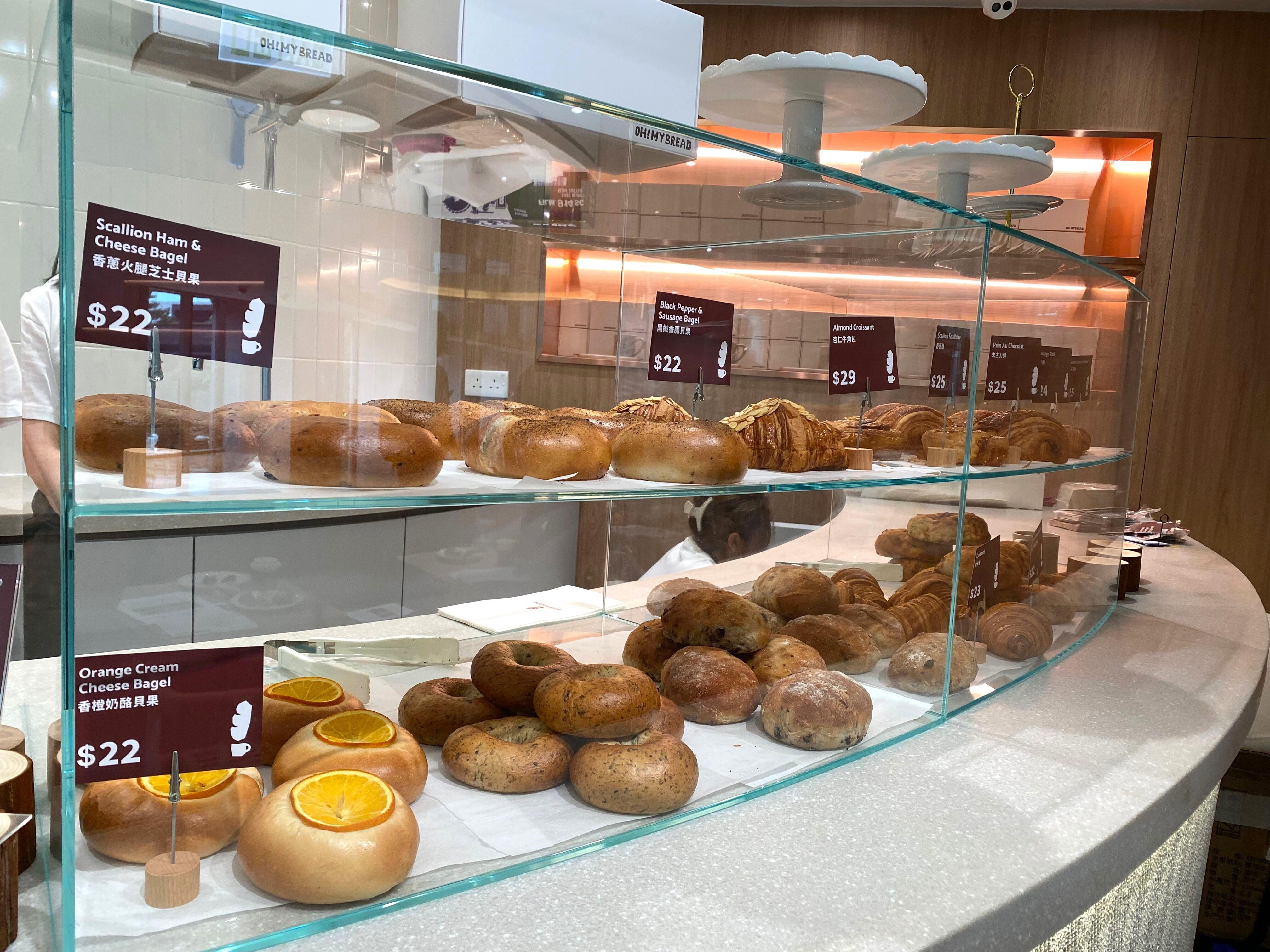 自家製麵包有一系列法式酥、牛角包及鹹甜味Bagel;三文治用上自製意式Focaccia及Ciabatta。