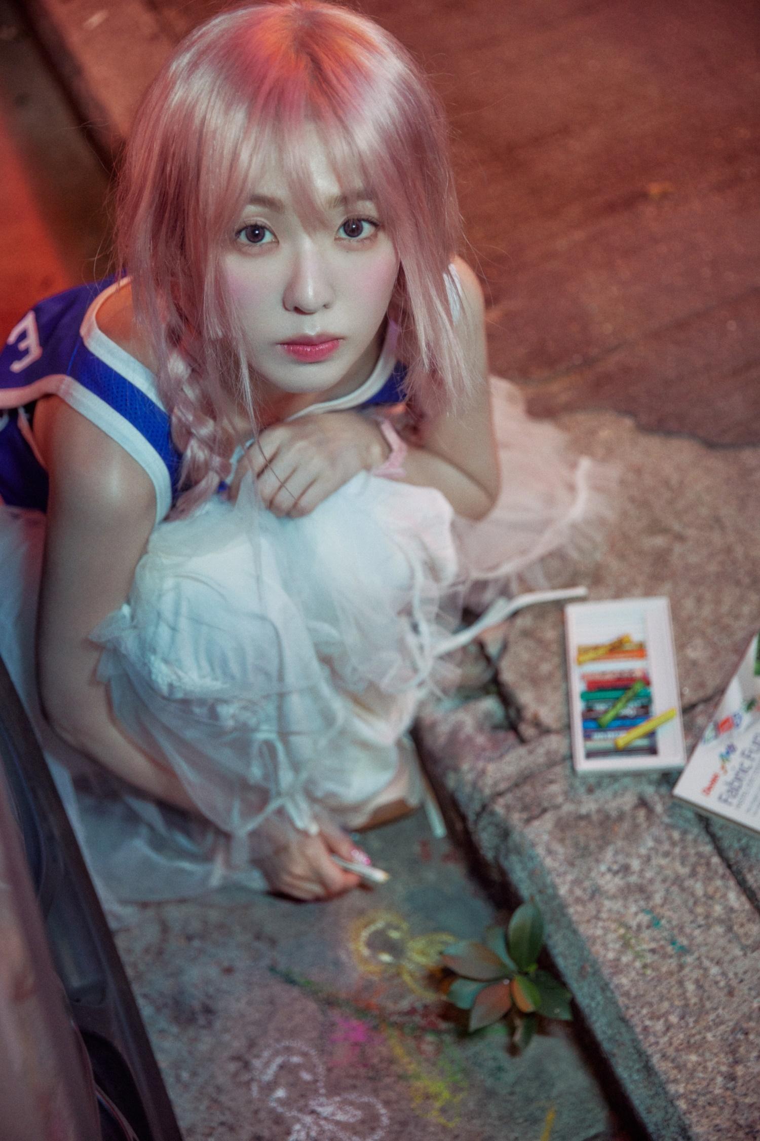 Irene在MV中感性又性感。