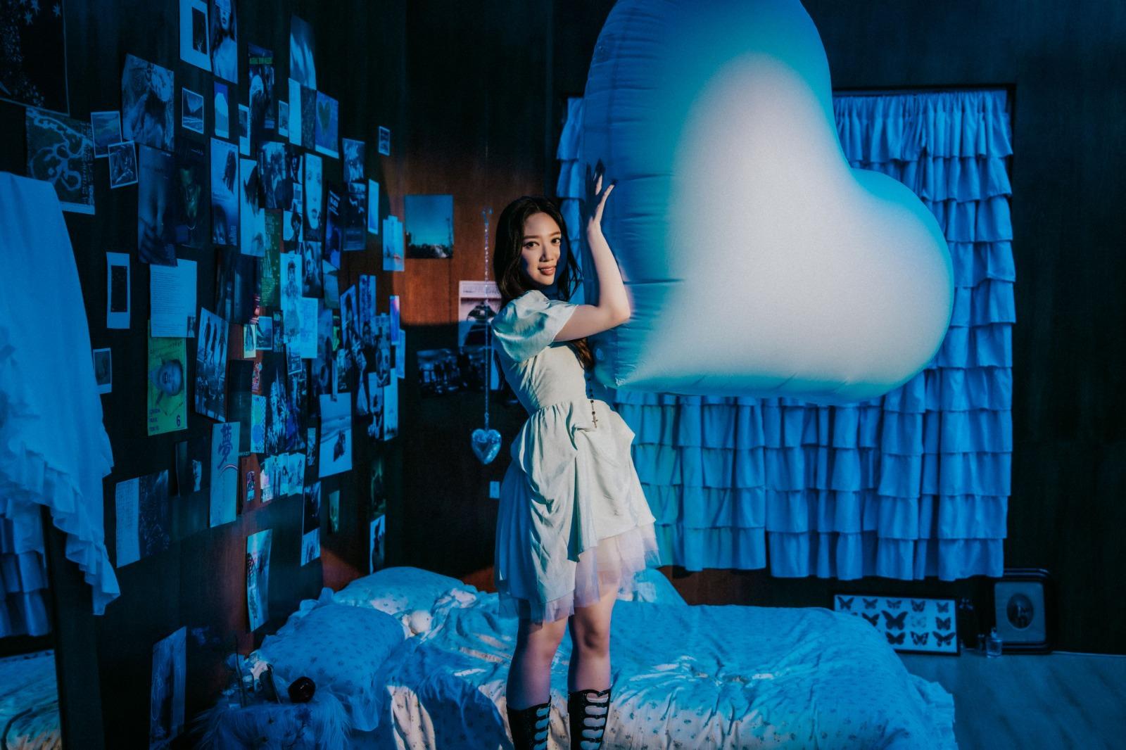 Jasmine再次親自執筆創作《次次》的旋律。