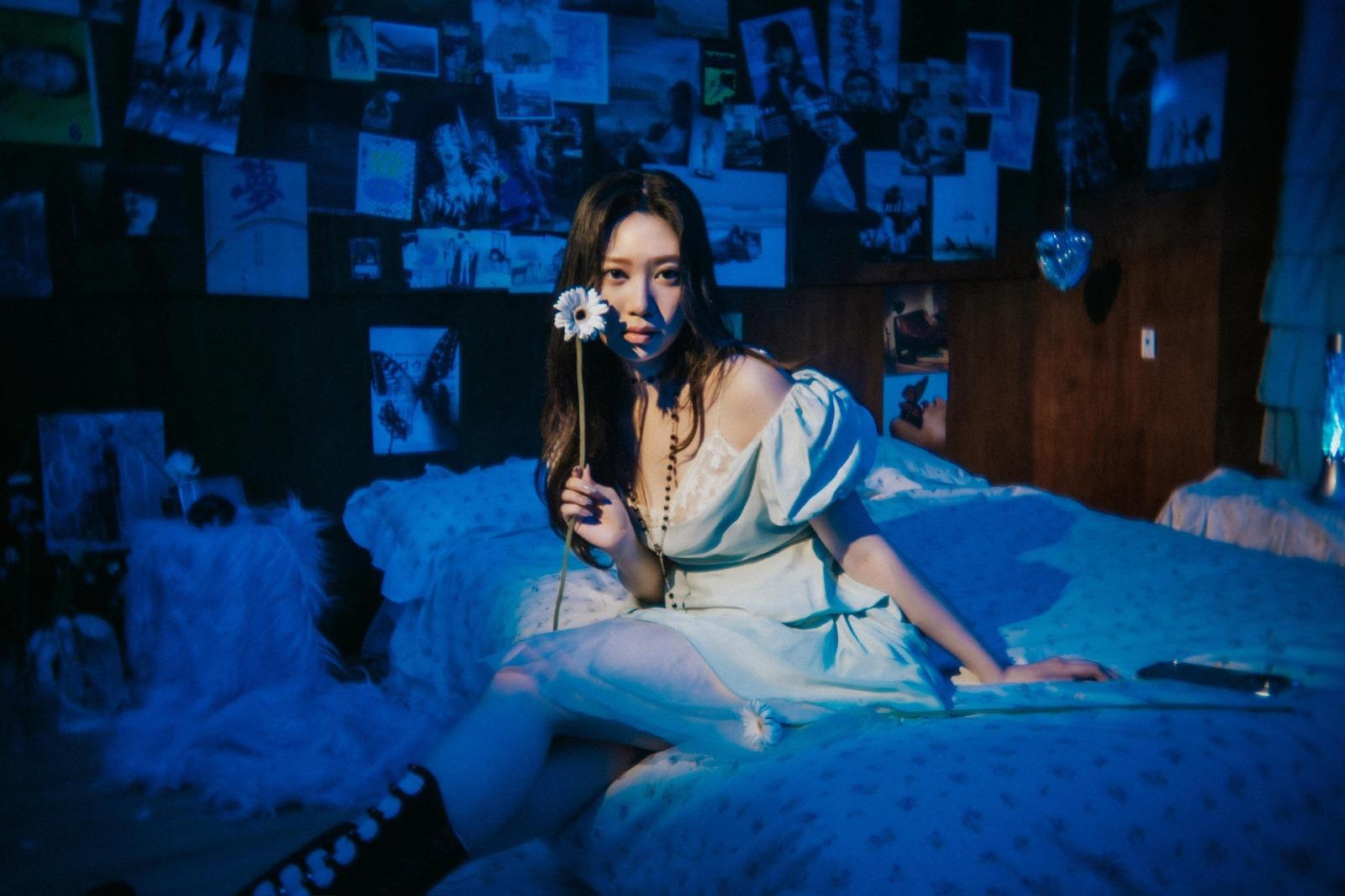 《次次》歌詞內容講述情竇初開的女生。