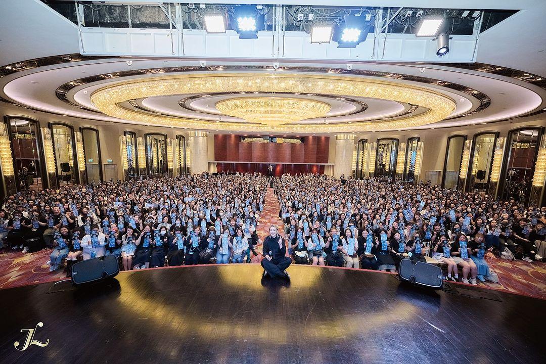 柳應廷Jer逐一向逾800位柳柳粉大合照,場面壯觀。(IG@jerlaufanclub.hk)