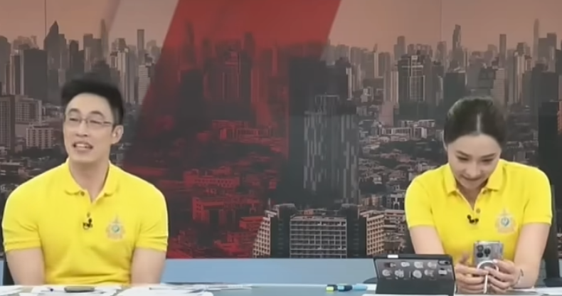 女主播先拿起手機查看,她看完訊息後仍專業地保持笑容。