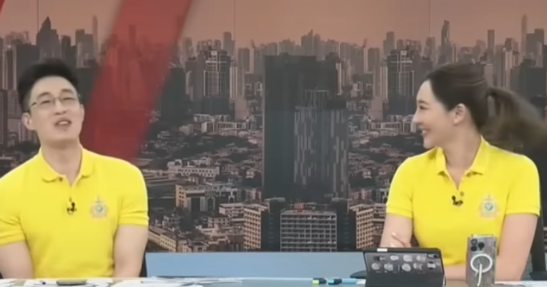 女主播仍專業地保持笑容,此時男主播仍未查看手機。