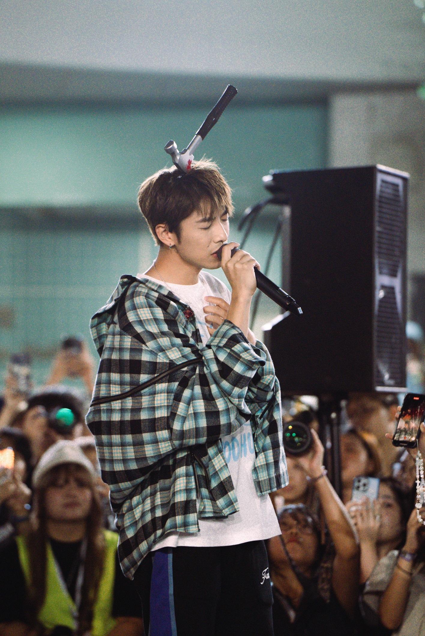 洪嘉豪參與校園音樂巡演。