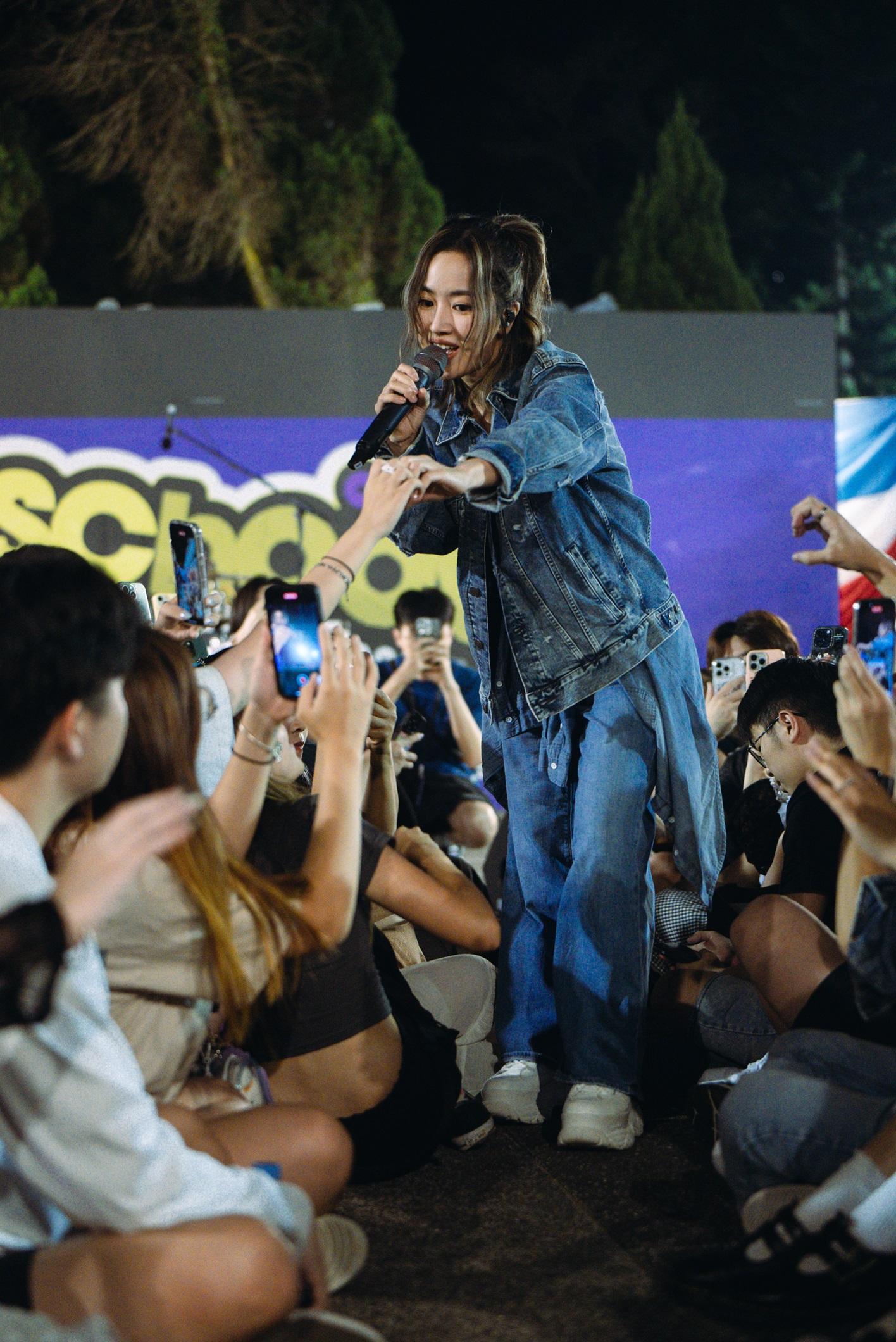 Kiri T參與校園音樂巡演。