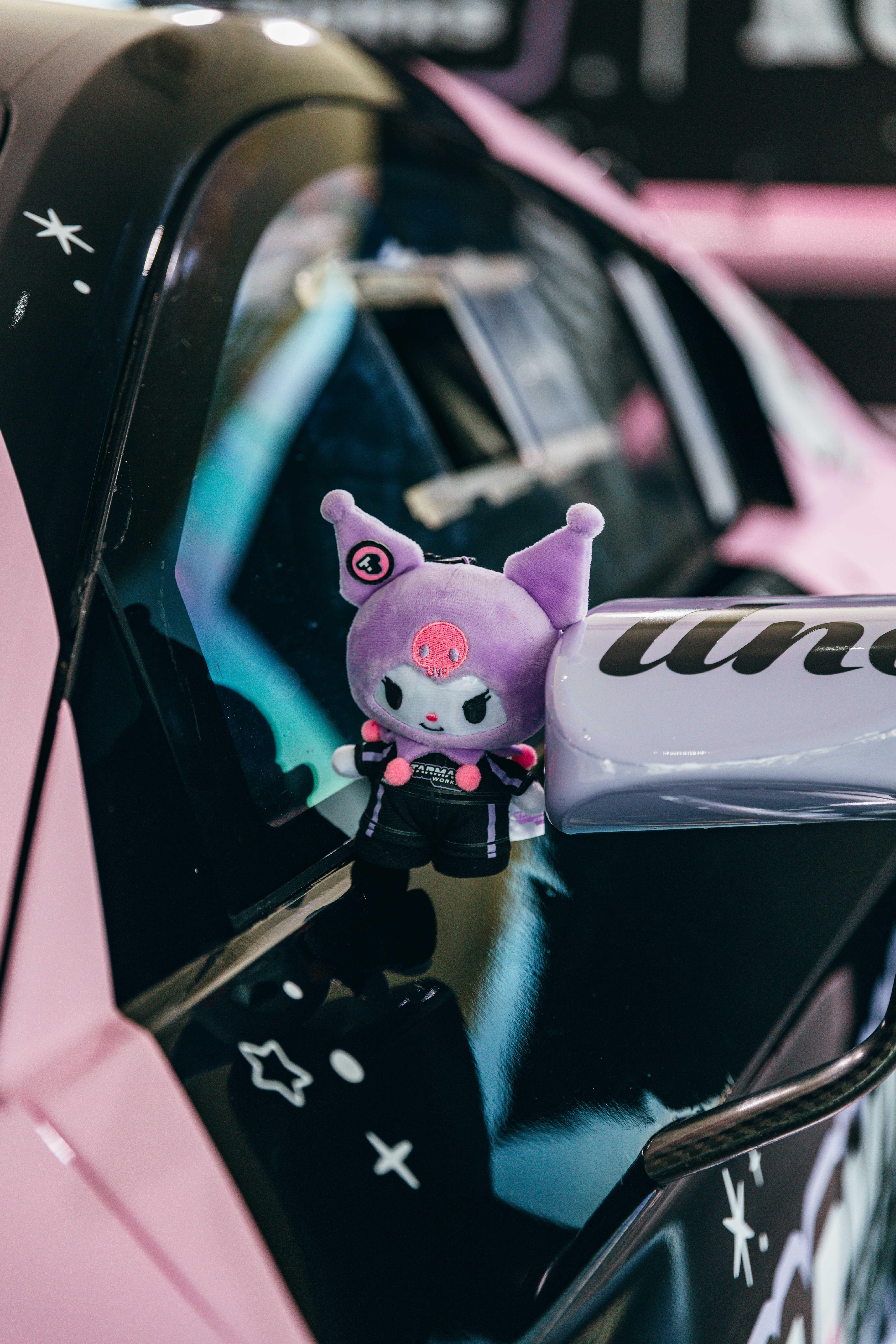 換購優惠2 - 「Kuromi賽車」毛公仔及「Kuromi賽車手」毛公仔 - 凡購買「Kuromi」模型車,可以HK$150換購 「Kuromi」賽車毛公仔或「Kuromi」賽車手毛公仔一個;或以HK$250換購整套毛公仔(包括賽車及賽車手毛公仔各一個)。