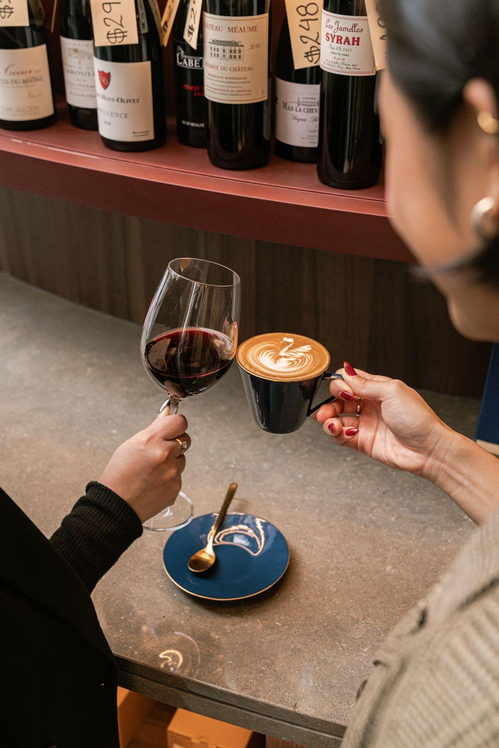 店內提供咖啡及酒品。(The Double)