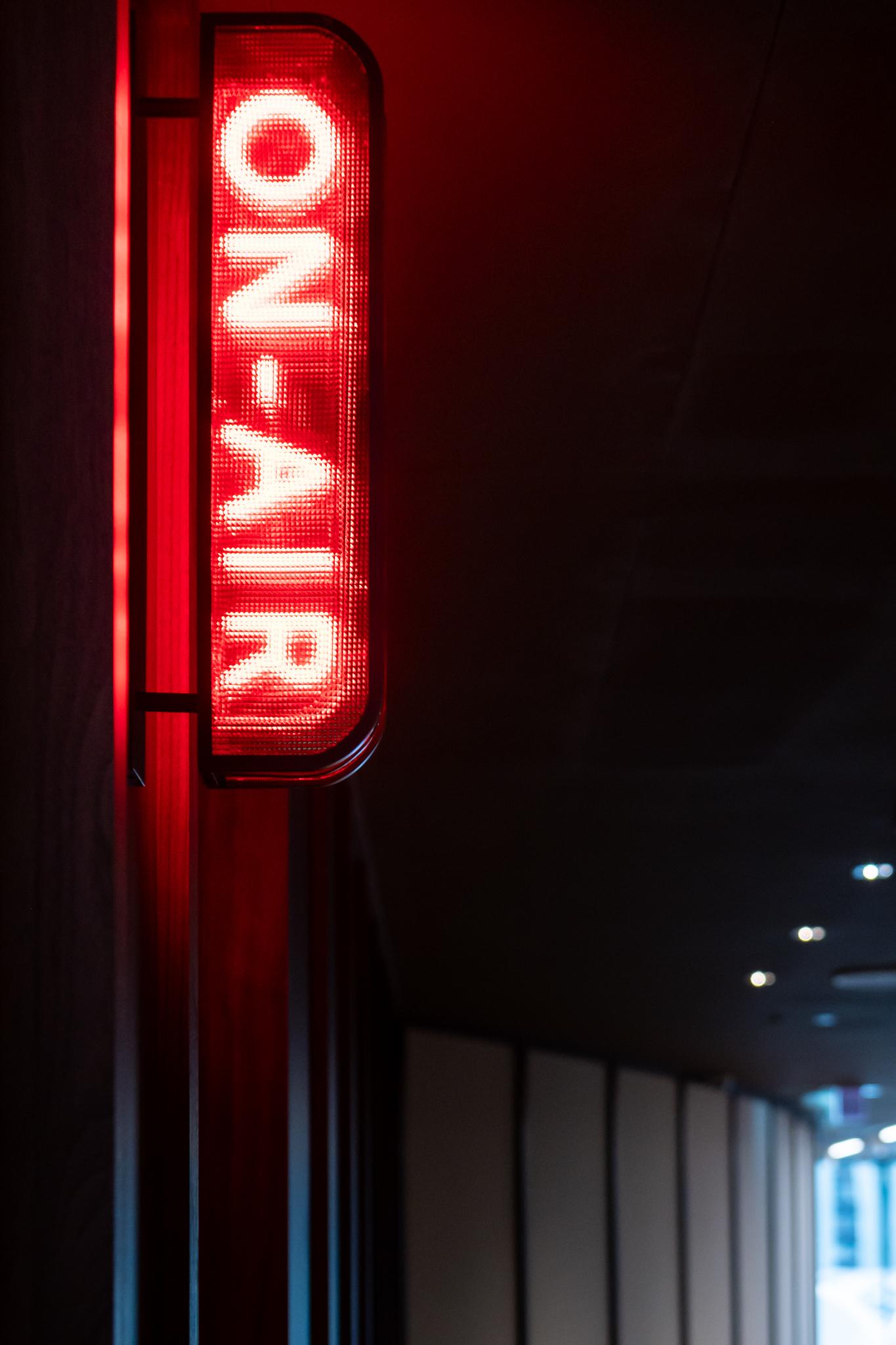 廣播錄音室可容納6至8人,配備提詞器、廣播錄音麥克風、音響等設備,並提供現場視聽技術人員支援。