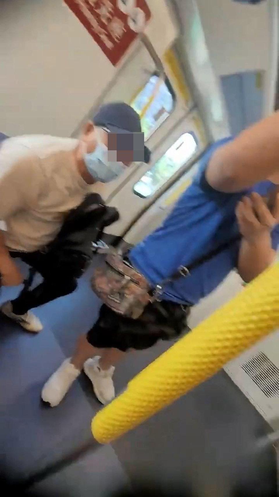 坐在關愛座的戴口罩大叔插嘴:「妳點做阿媽啊妳……妳咁樣教壞個仔啊!妳知唔知啊!咁樣講嘢!」。(網片截圖)