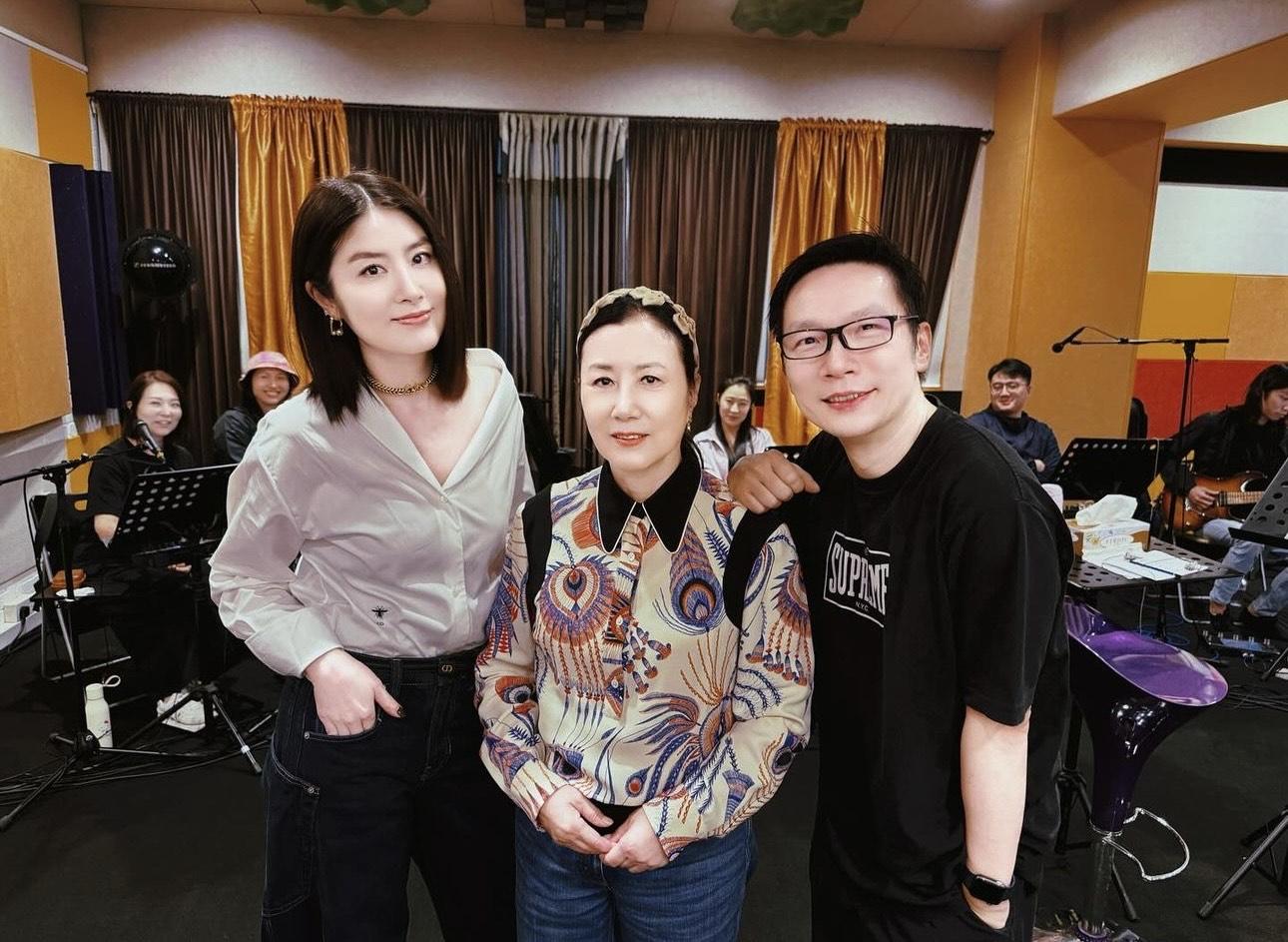 阿姐貼出和Kelly及趙增熹綵排的合照。