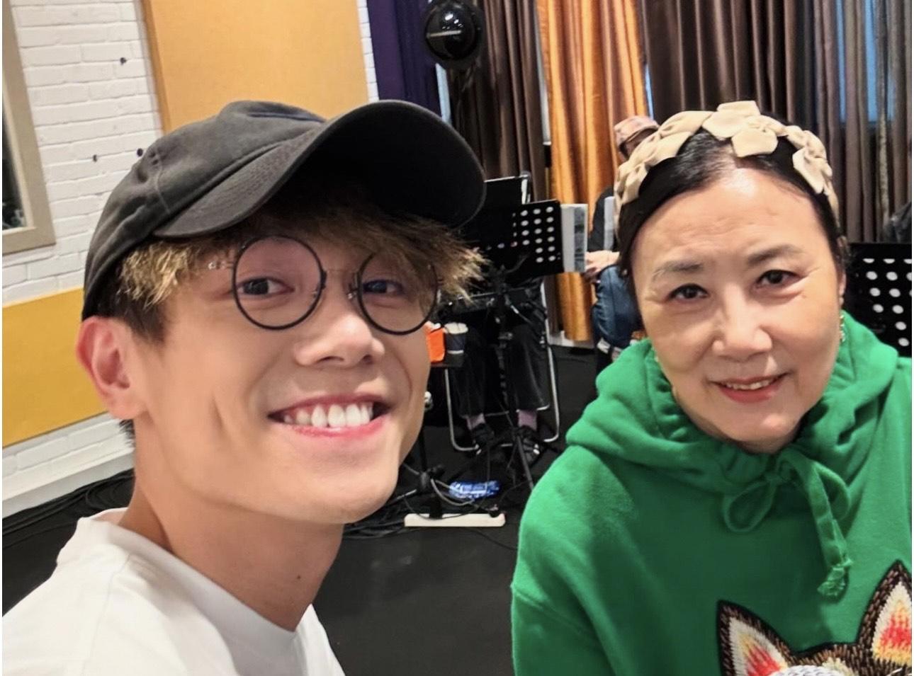 阿姐無懼「桃芝」襲港 ,與林家謙於錄音室積極練歌。