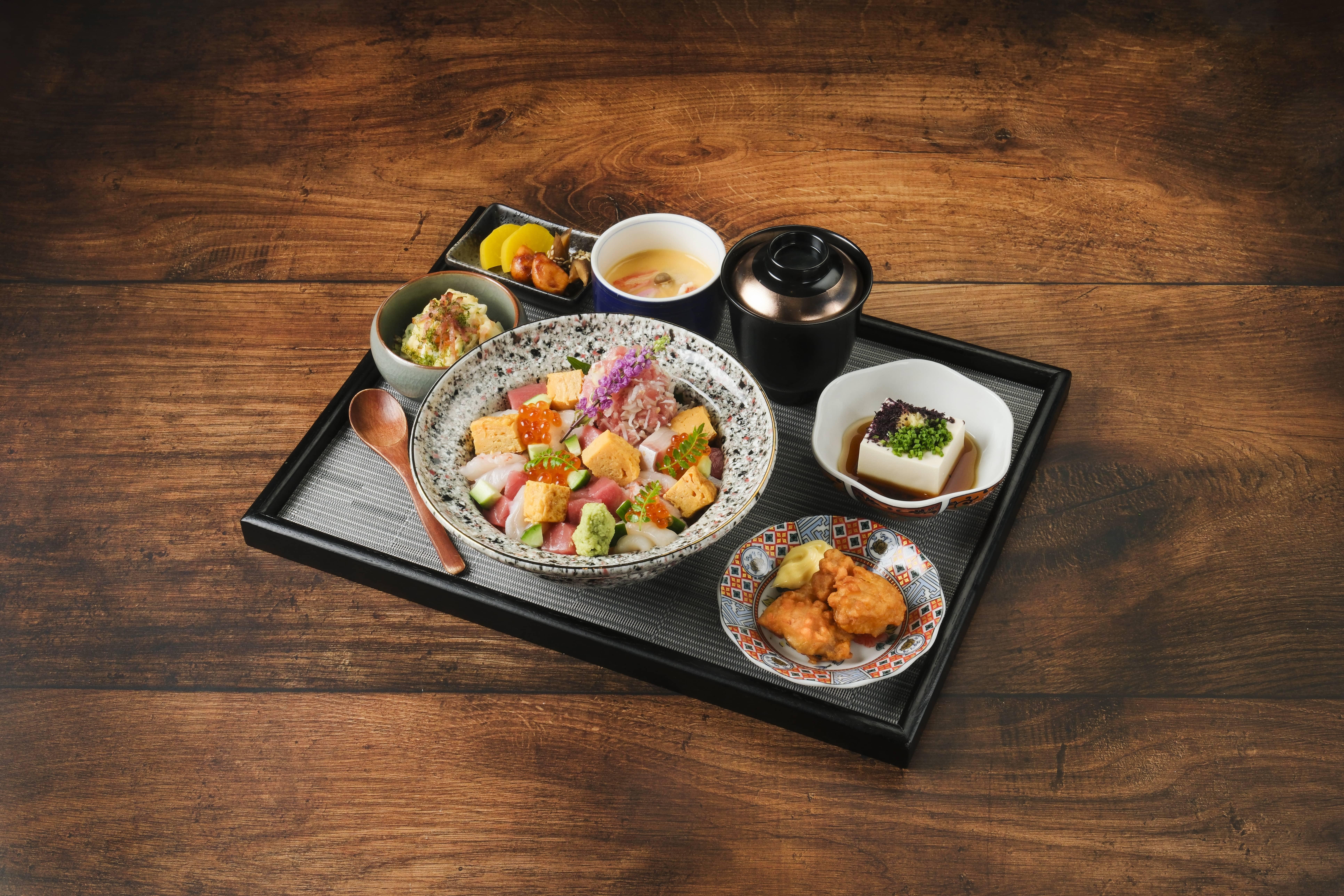 雜錦角切生吞拿魚腩蓉丼午市套餐$468