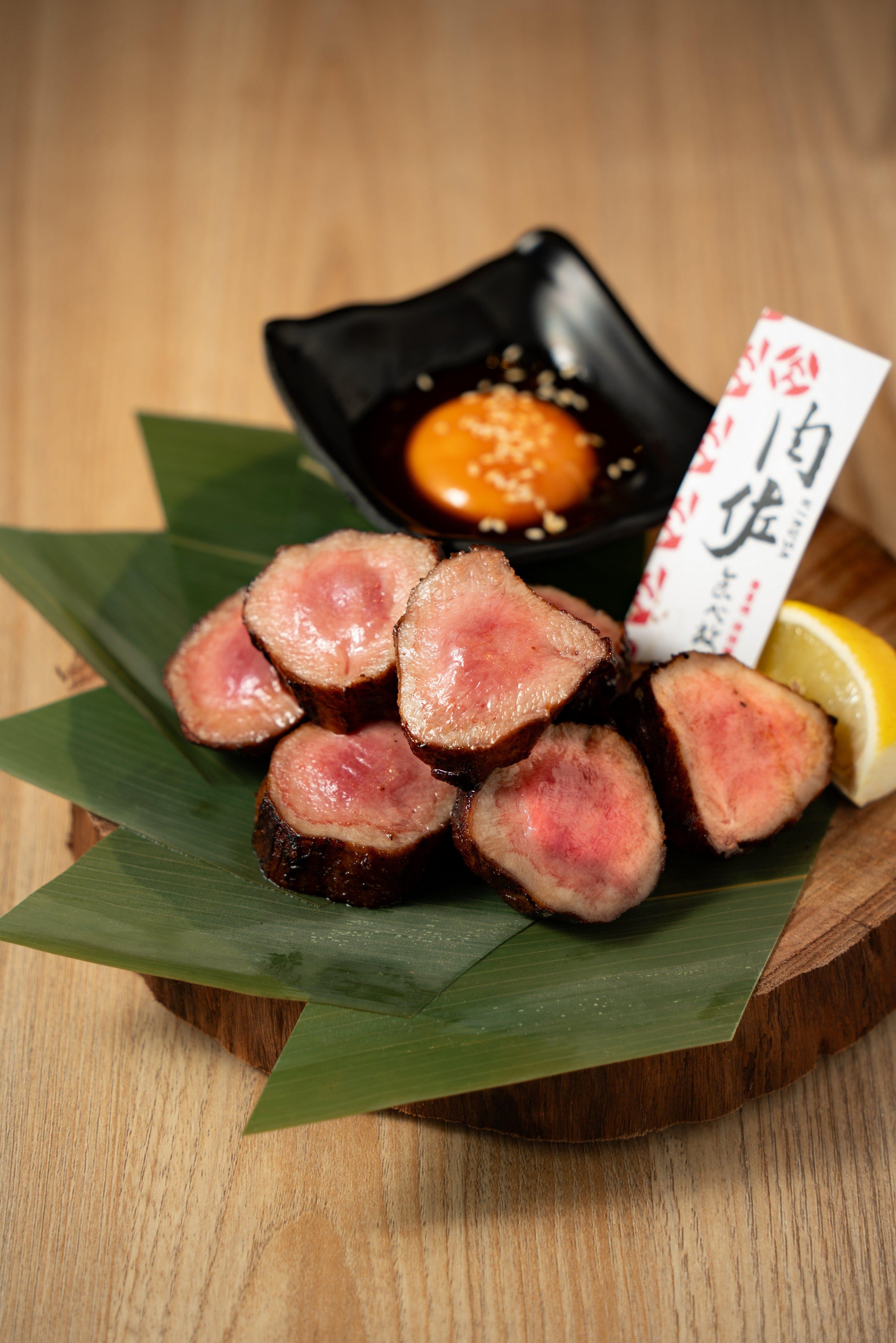 肉佐厚切牛舌檸檬燒至外表焦脆,內裡舌芯仍粉嫩軟滑,肉香醇厚。