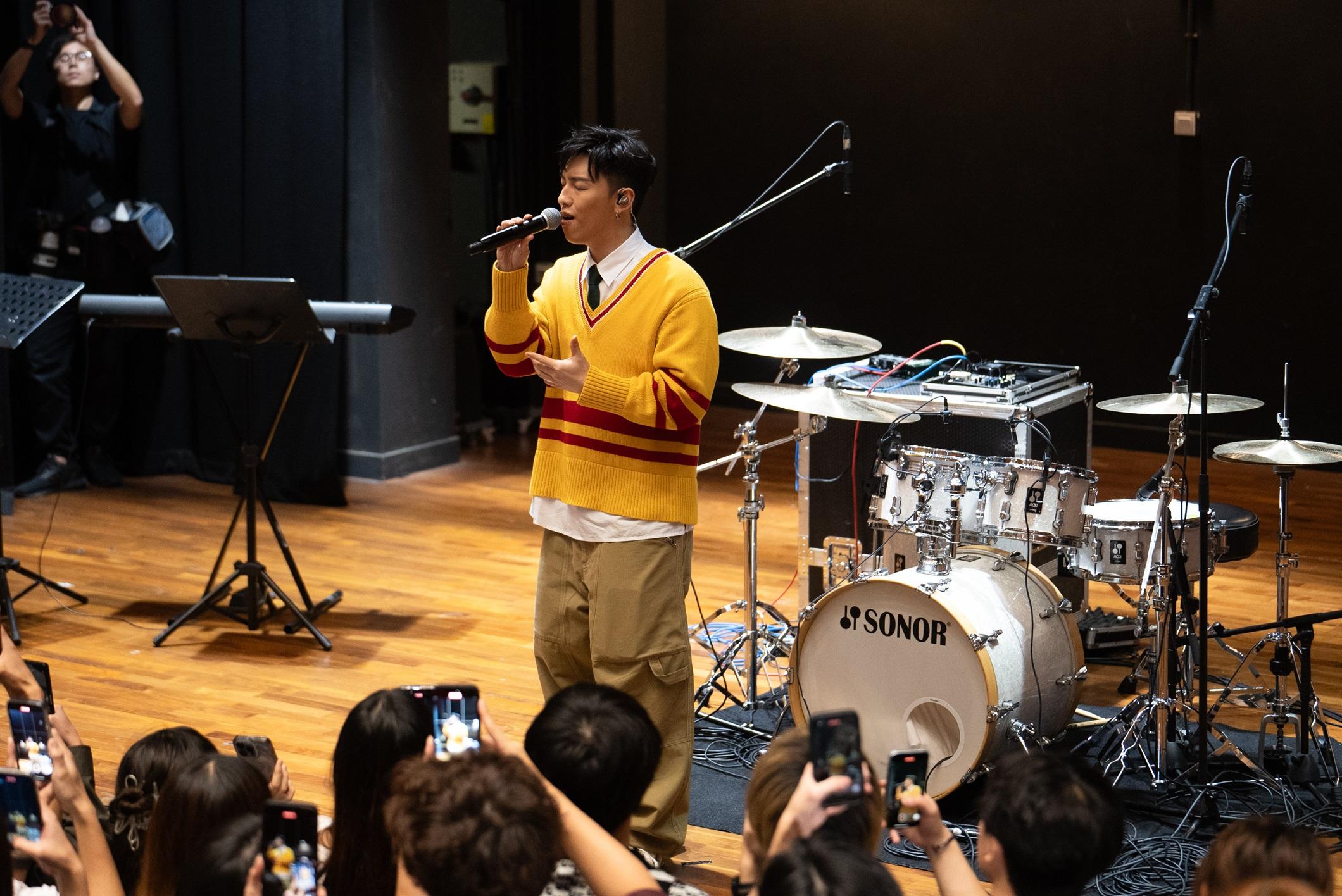 MC張天賦參與校園音樂巡演。