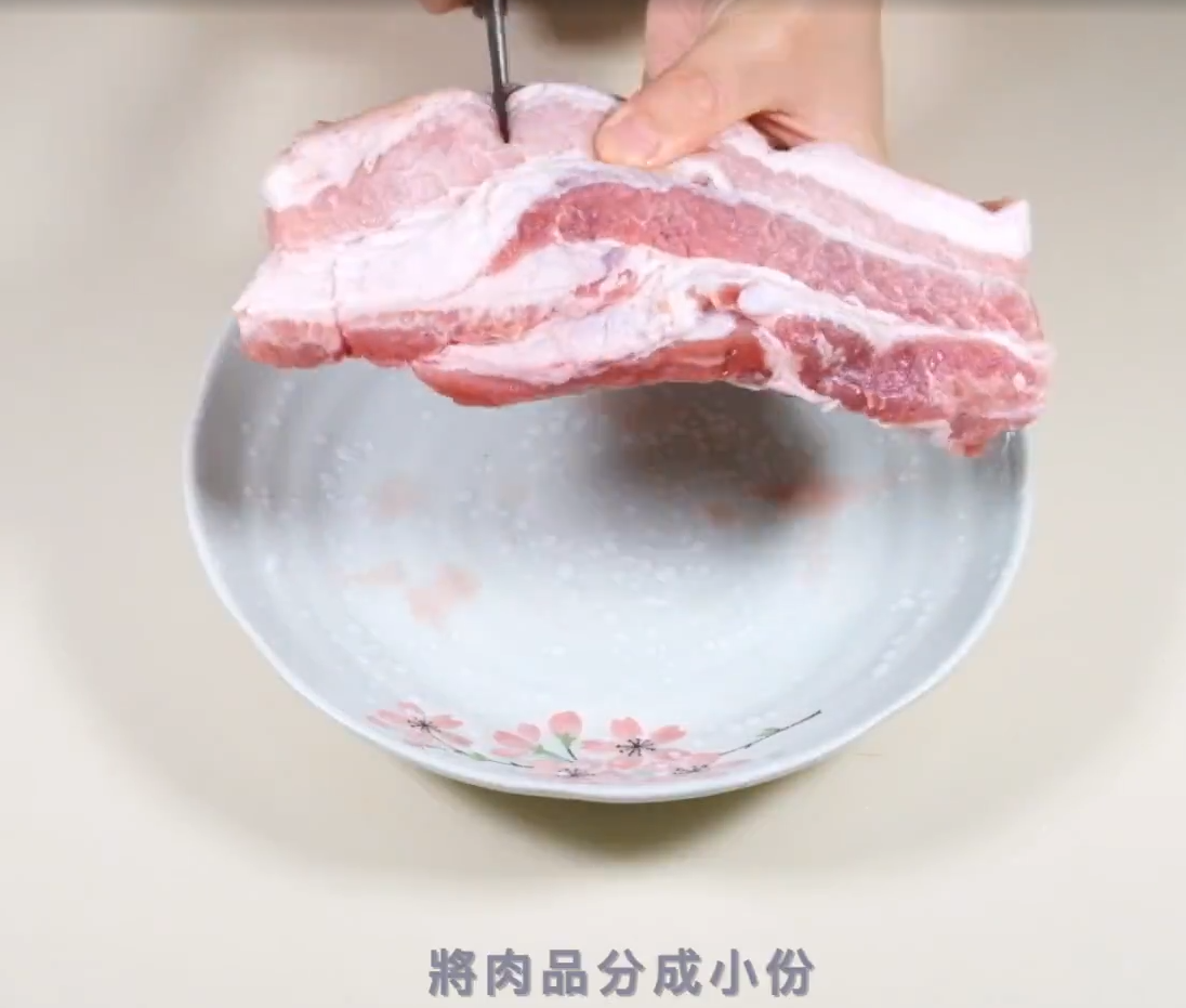 分裝冷凍肉類保存方法,先將肉分成小份。