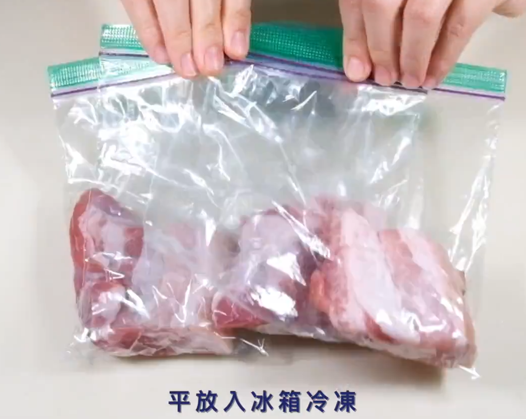 分裝冷凍肉類保存方法,平放入冰箱冷凍。