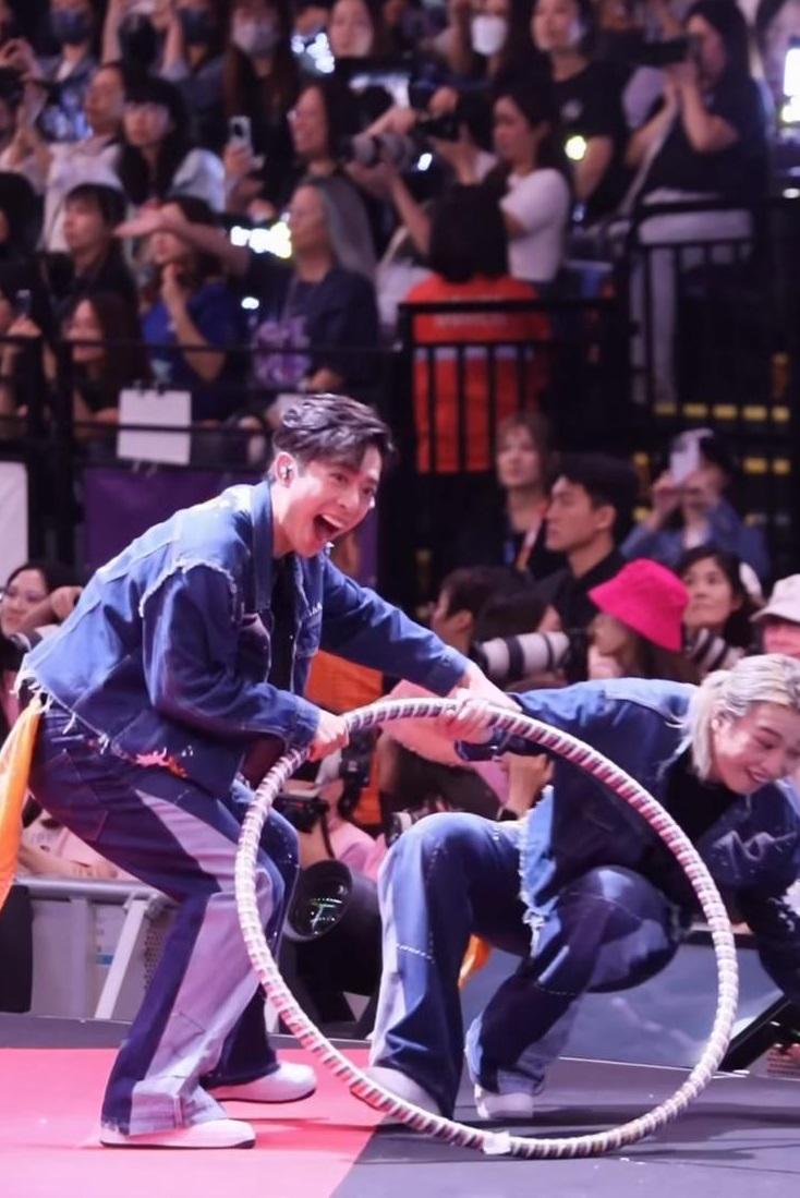 Edan將呼拉圈交給Jer,疑似不小心撞到「小Jer」