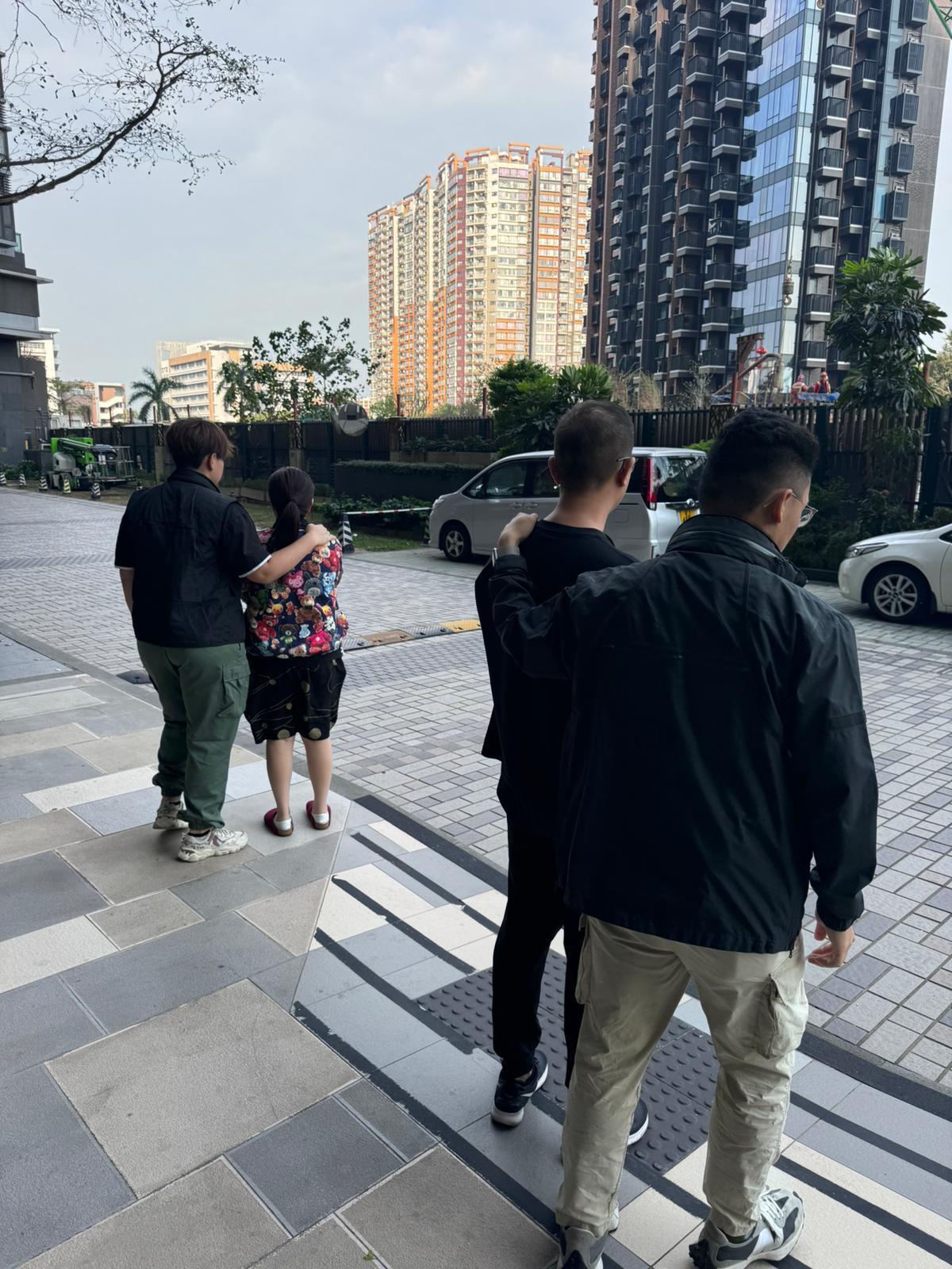 自稱社工及教育服務中心職員上門推銷課程,3男女被捕。(警方圖片)