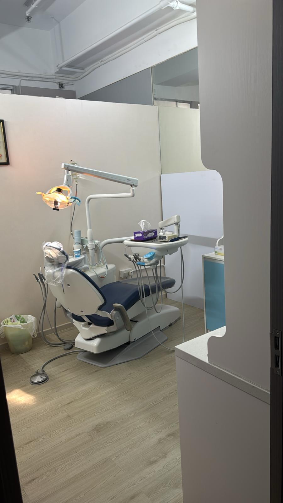 葵涌工廈單位變無牌牙醫診所,53歲男被捕。(警方圖片)