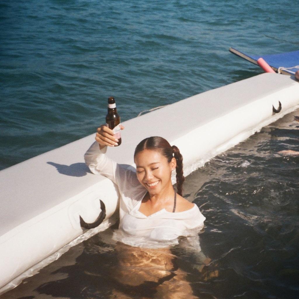 JACE新歌《那黑夜沒很夜》MV不想堆砌太多,最後突發開個boat party。