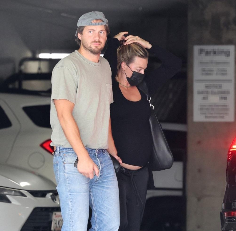 Tom Ackerley小心拖著愛妻瑪歌羅比。