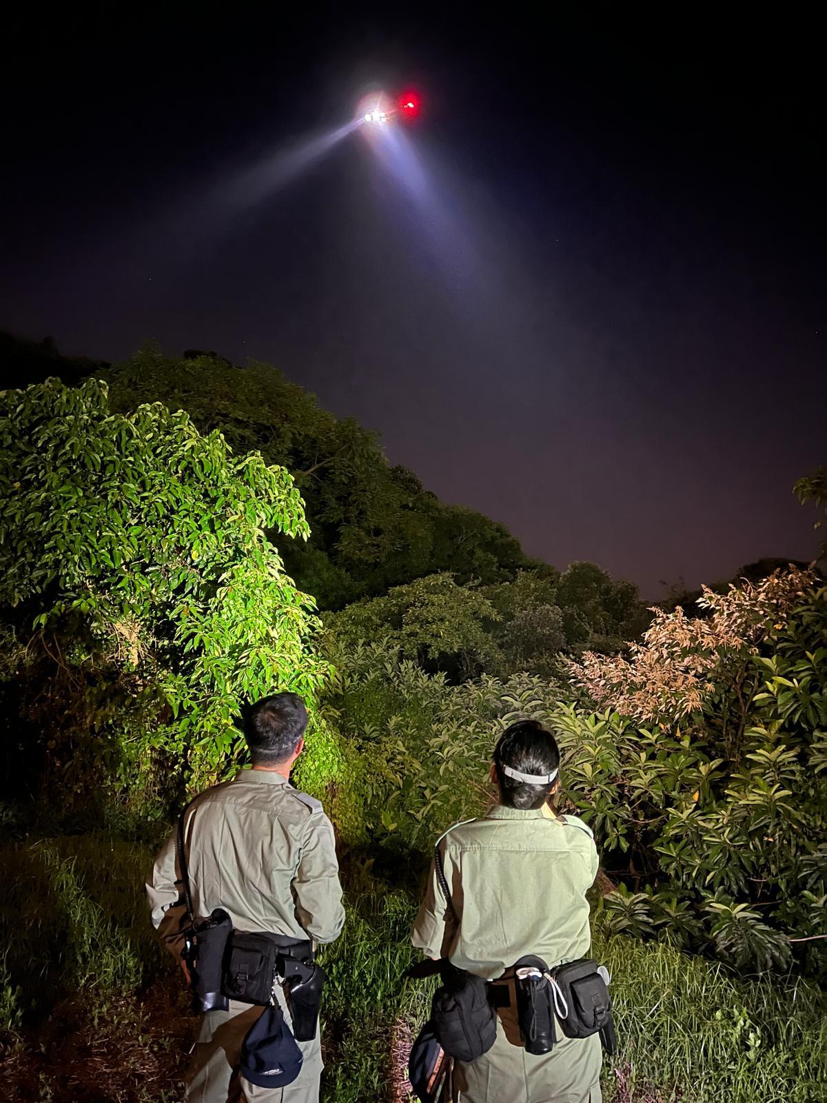 將軍澳反爆竊行動拘29歲內地男,檢螺絲批及黑色衫褲。(警方圖片)