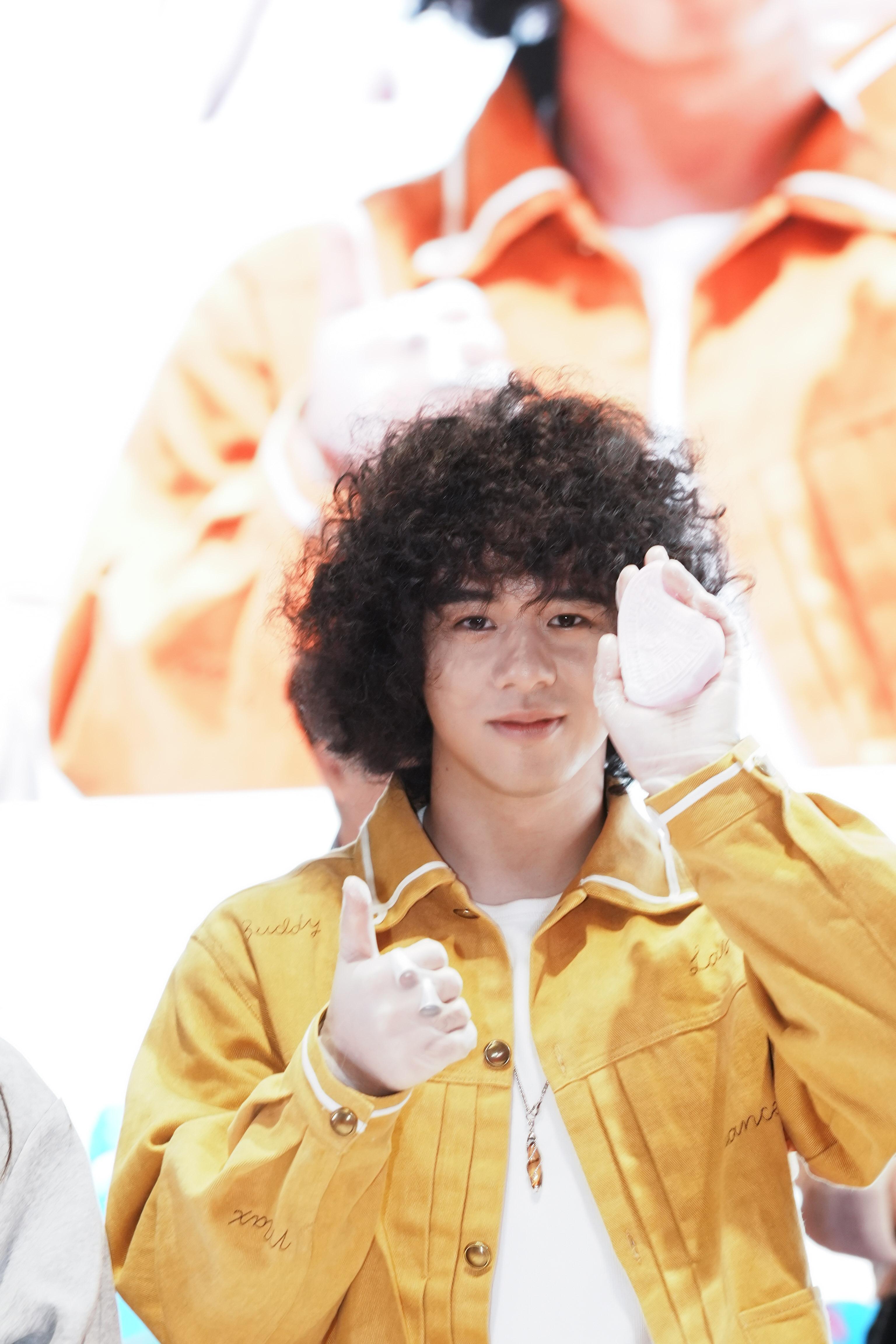 Mike展示親手所整的粿。