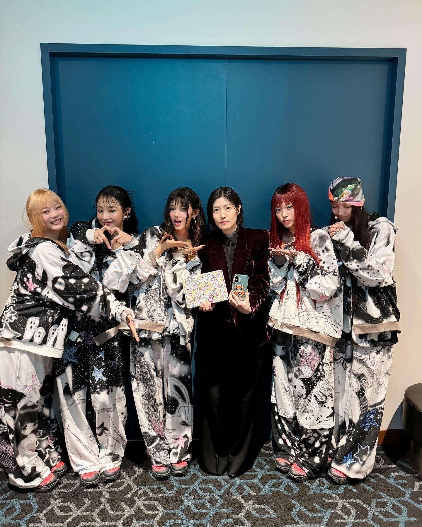 韓星沈恩敬走到後台追星,捉著NewJeans合照。