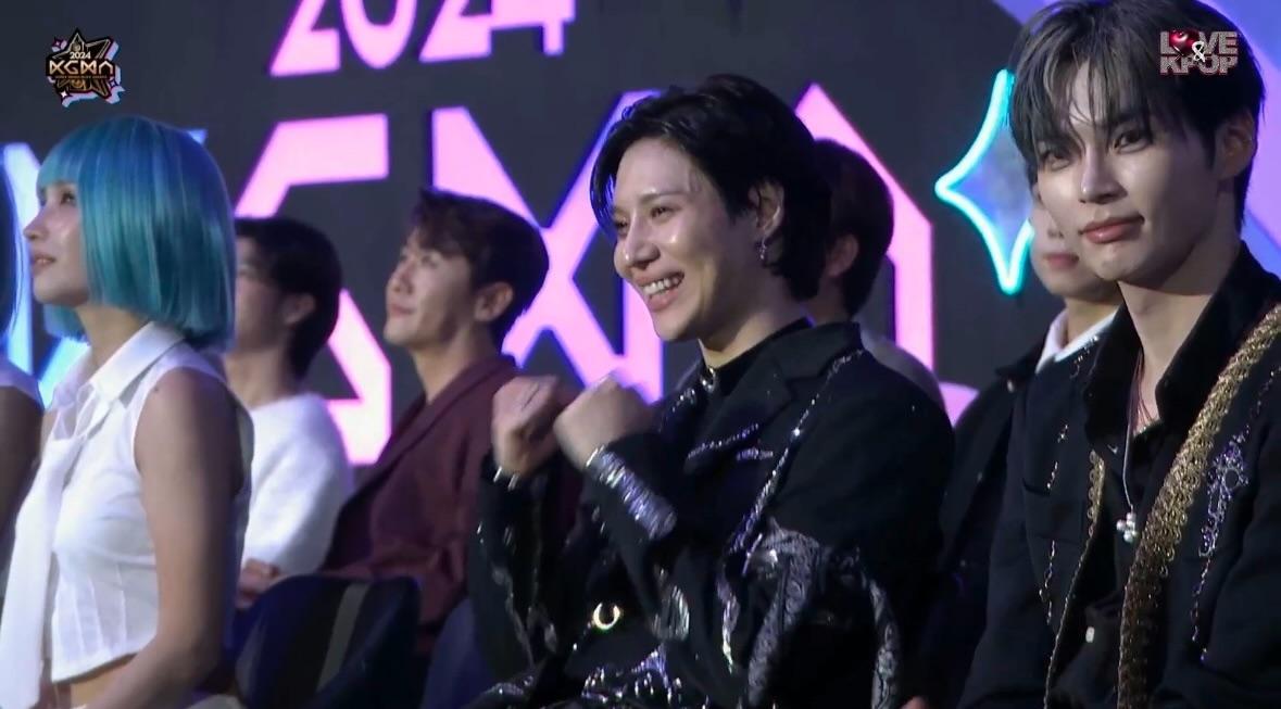 泰民為NewJeans展示加油手勢。