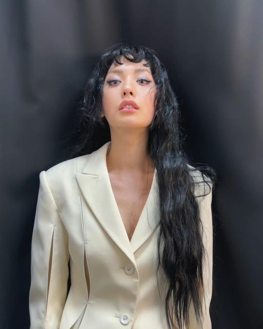 穿上華麗時尚服飾的NaNa,正在進行拍攝工作。