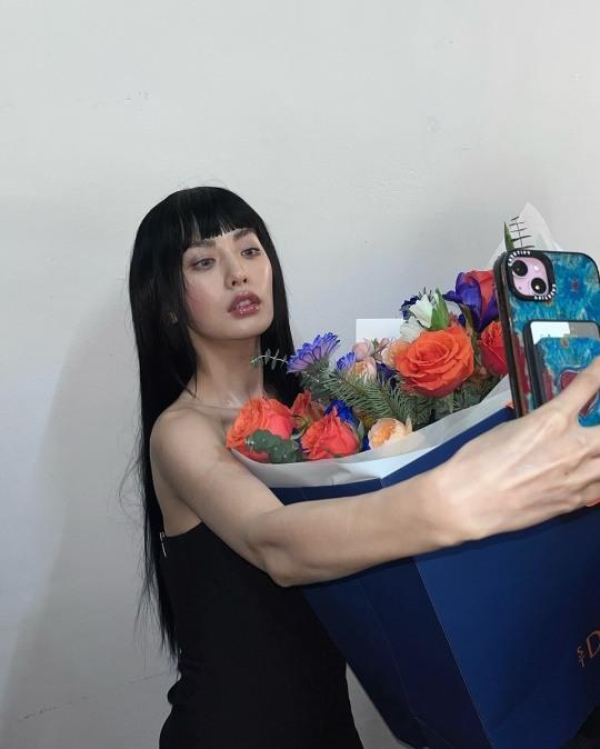 手捧一扎大鮮花的NaNa,留言「非常感謝」給送花的人。