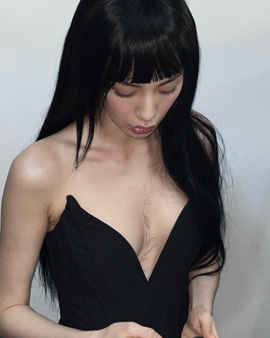 相中可見NaNa胸前的紋身正逐漸褪色。