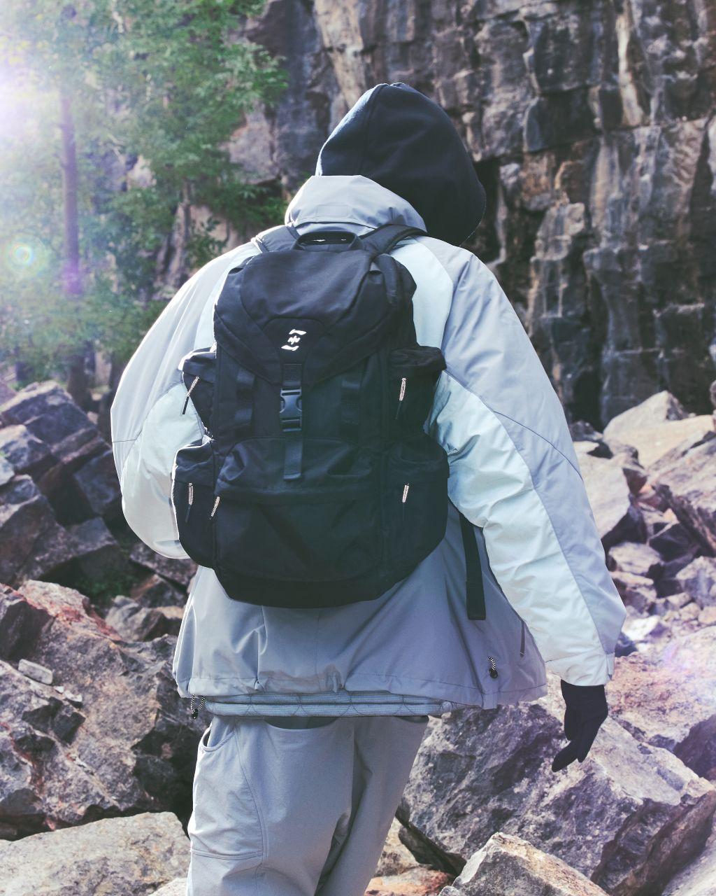 「時間之門」系列服飾11月22日起在全線李寧香港專門店發售。