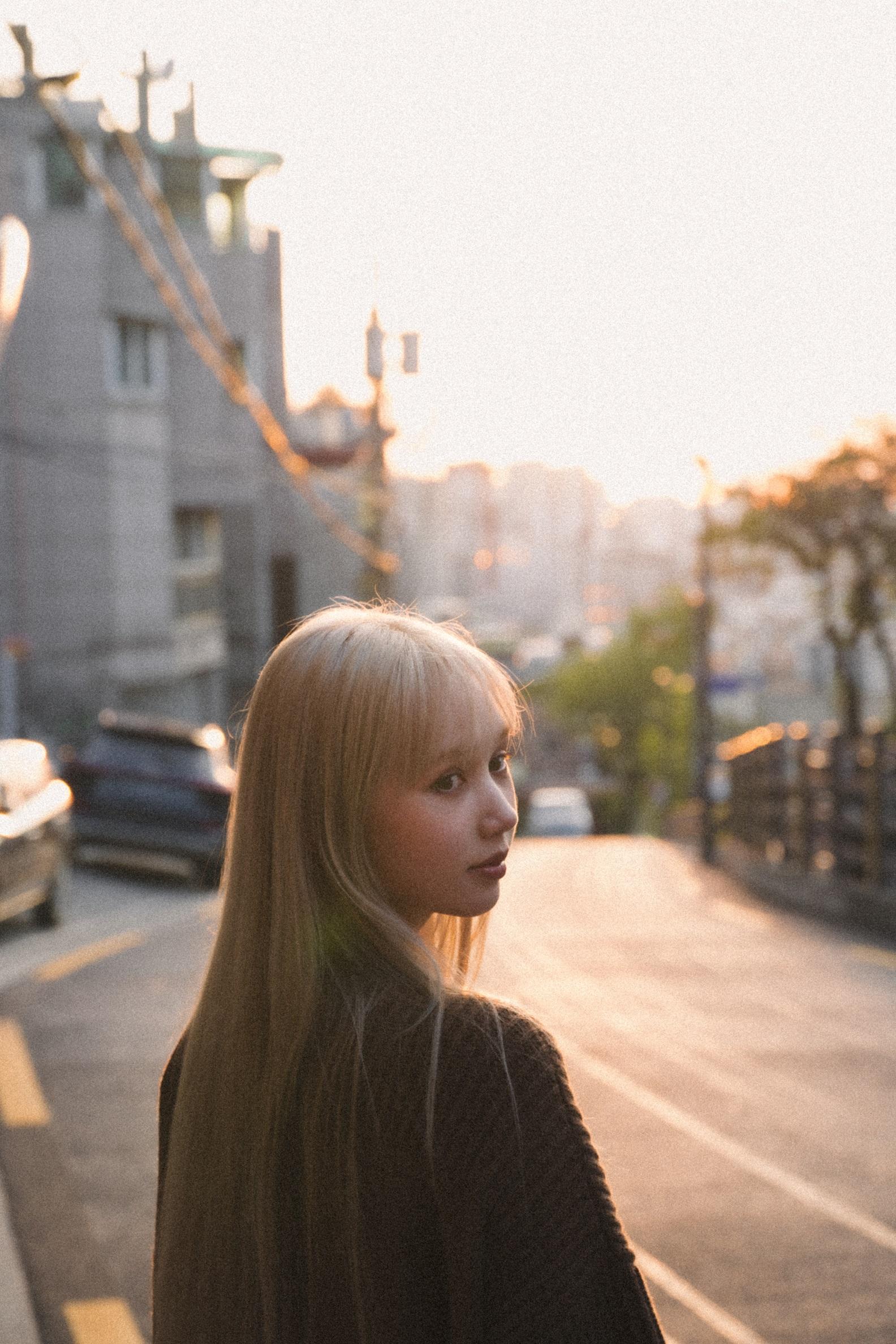 Nancy Kwai歸綽嶢往韓國首爾拍新歌《Cardigan》MV。