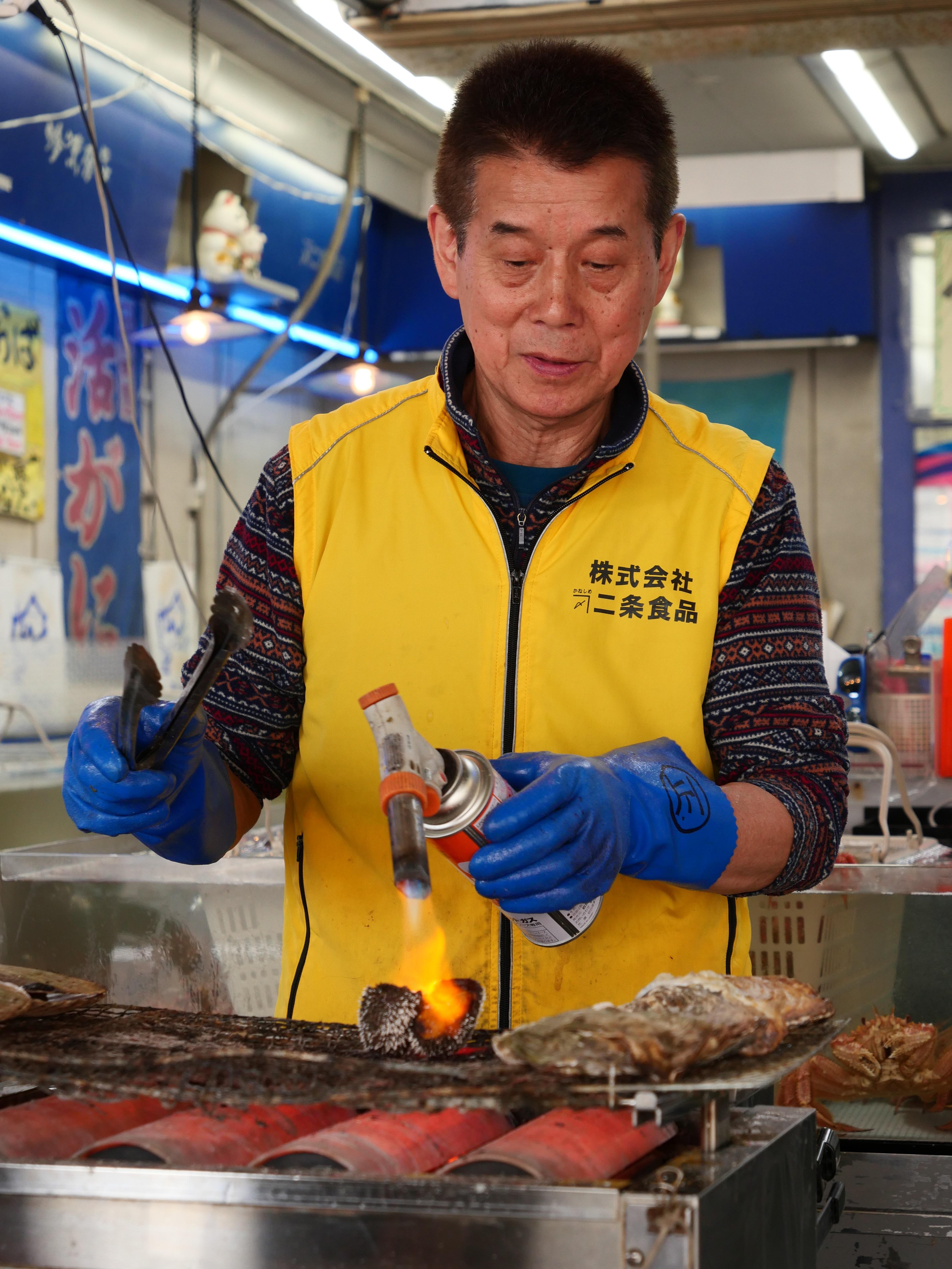 市場海鮮攤設有烤爐,生猛海鮮即席磯燒,香氣四溢。