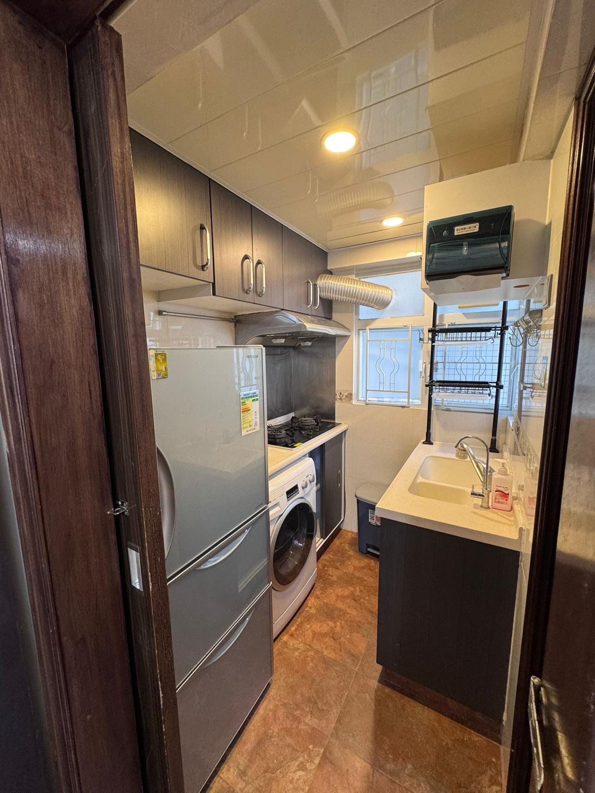 廚房新淨企理,空間亦足。(代理提供)