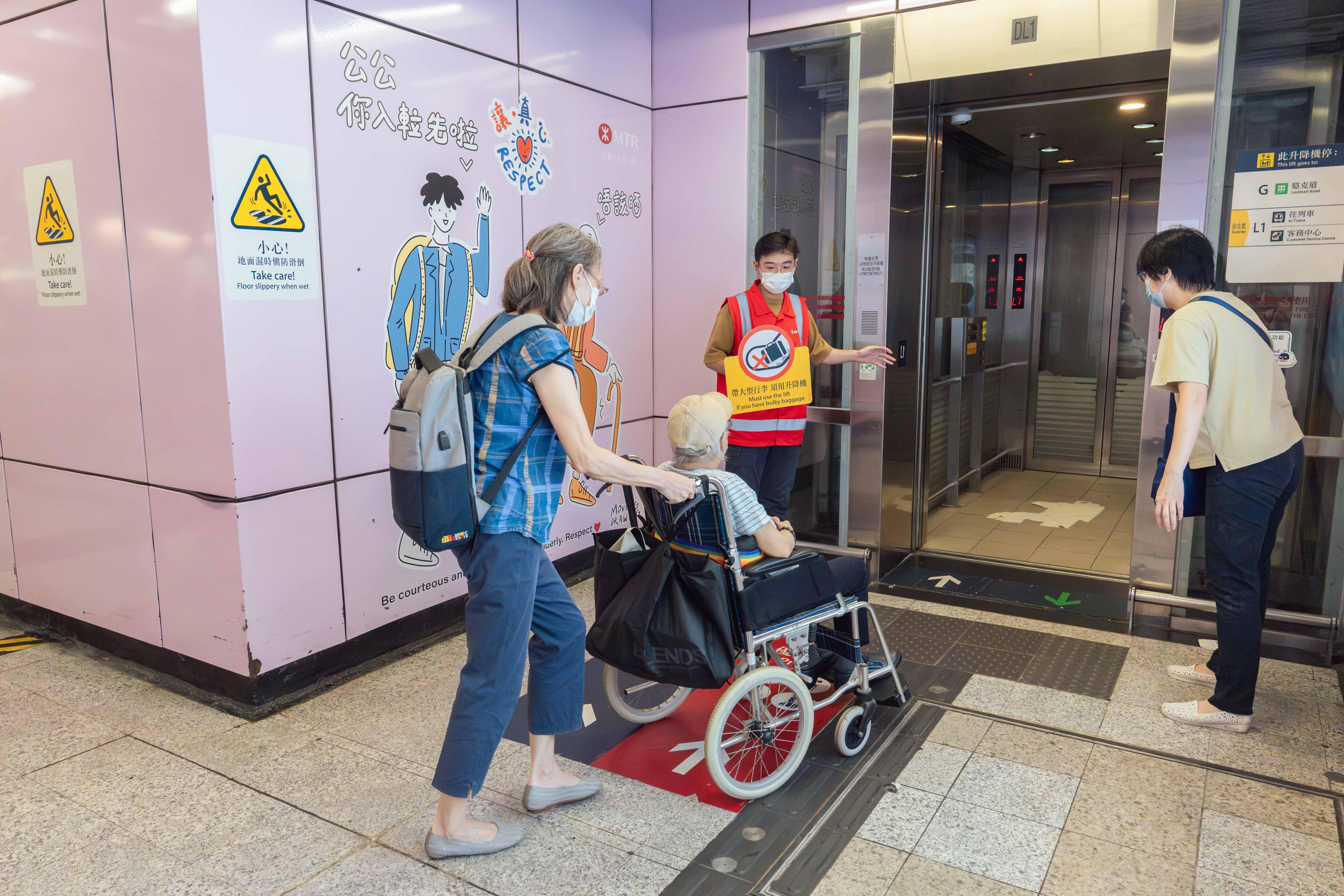 港鐵|今年首9個月錄430宗扶手電梯意外 安排扶手電梯安全大使作示範