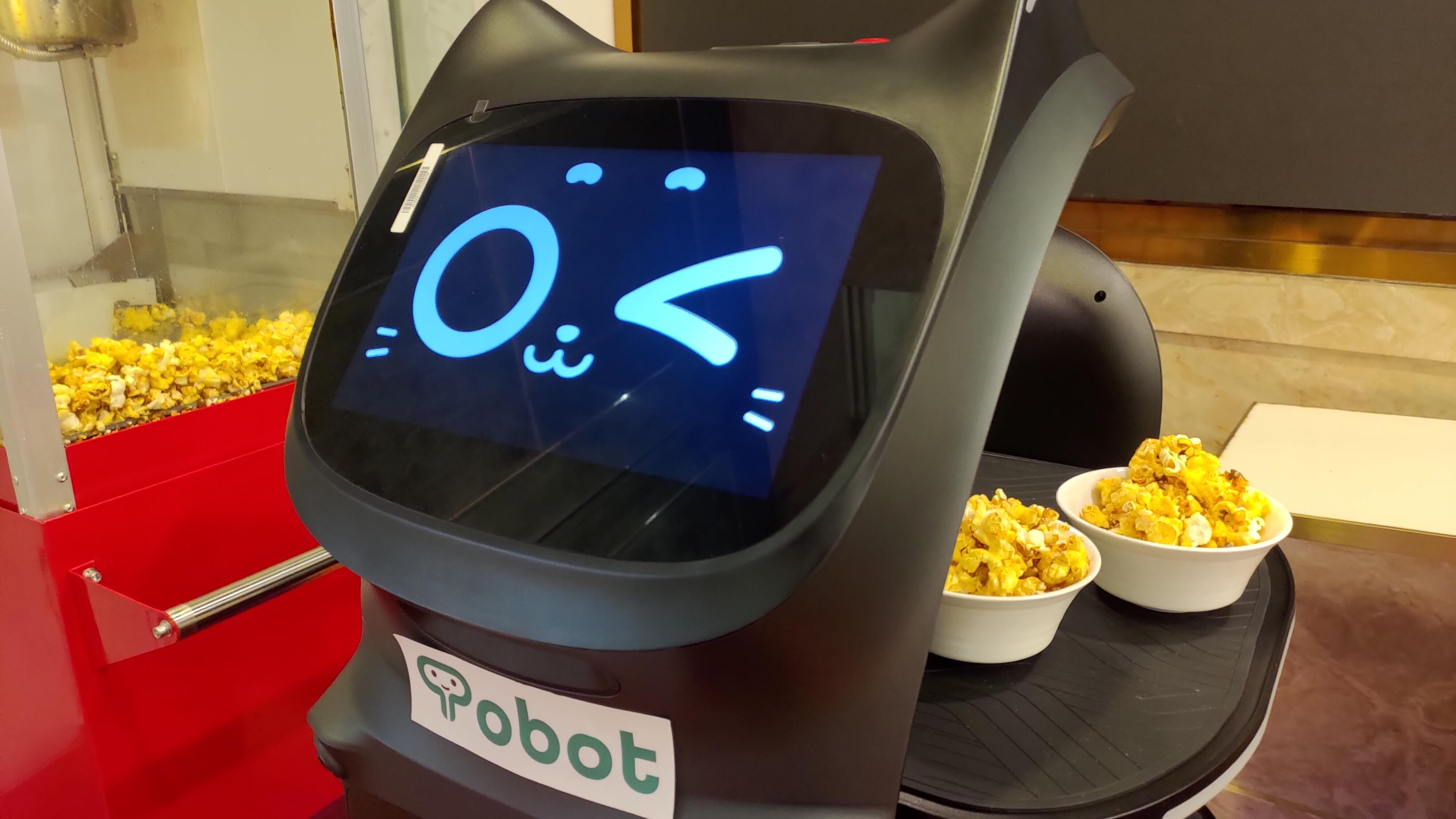 百樂門集團近日引入機械人進駐,除協助送餐、招待、清潔外,更可以「娛賓」向兒童送遞爆谷及唱生日歌為食客慶祝生日,冀吸納年輕家庭客及OL食客。(Tobot Solution提供)