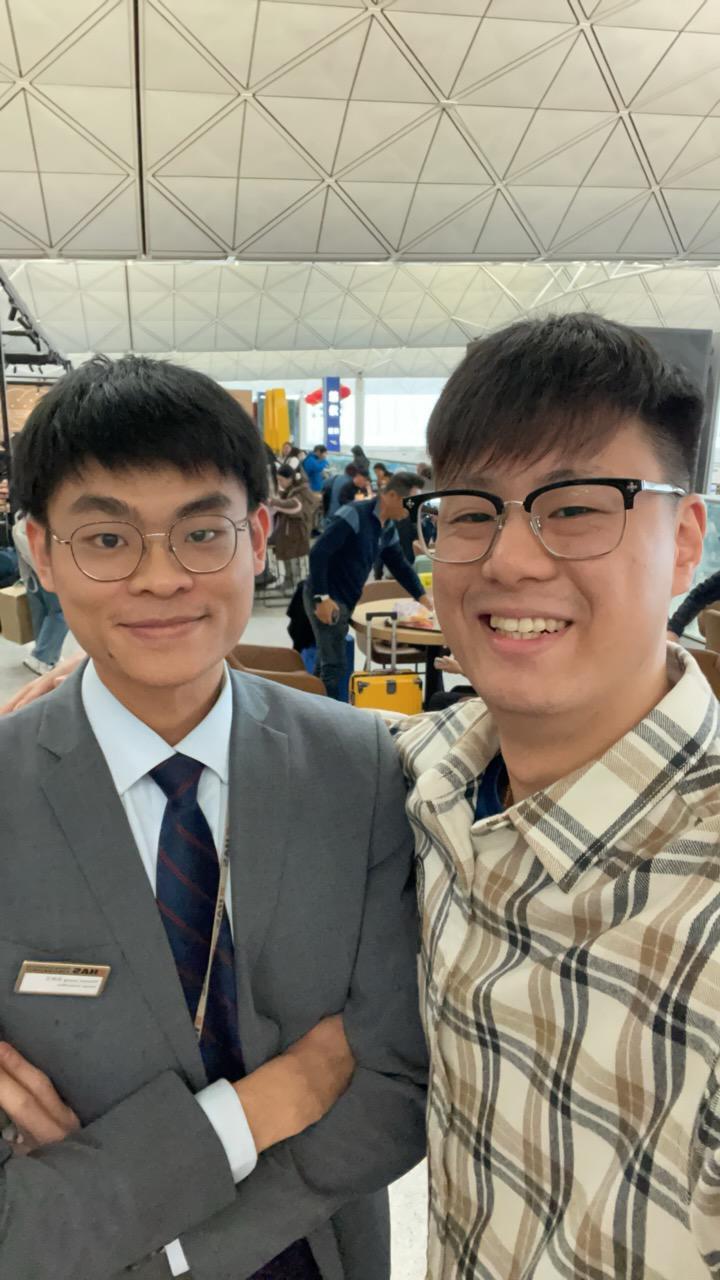 梁偉成(左)曾任職機場地勤人員,並與友人的合照。(受訪者提供)