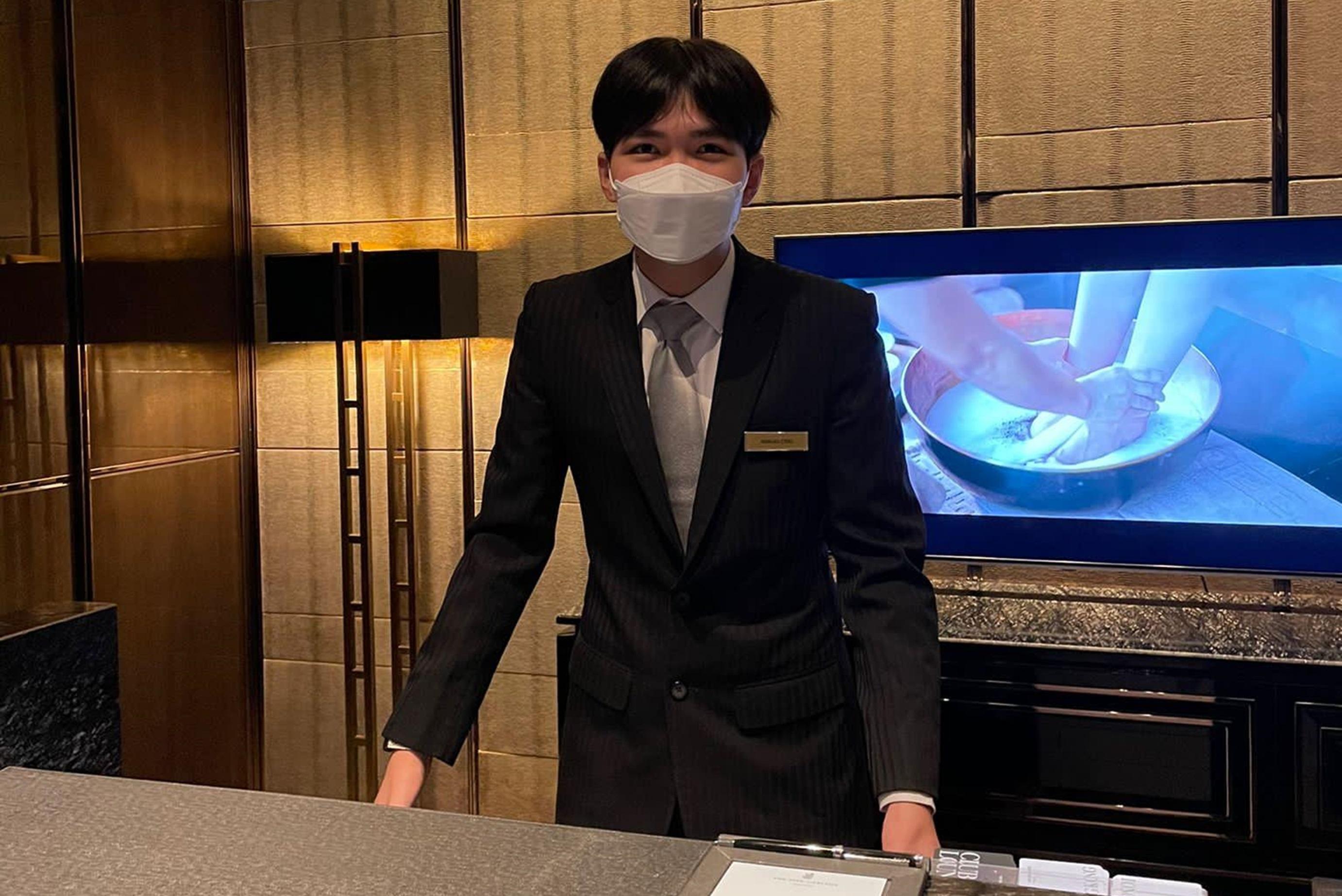 Adrian曾在五星級酒店實習,累積逾700小時前台部、餐飲部及客房部服務的經驗