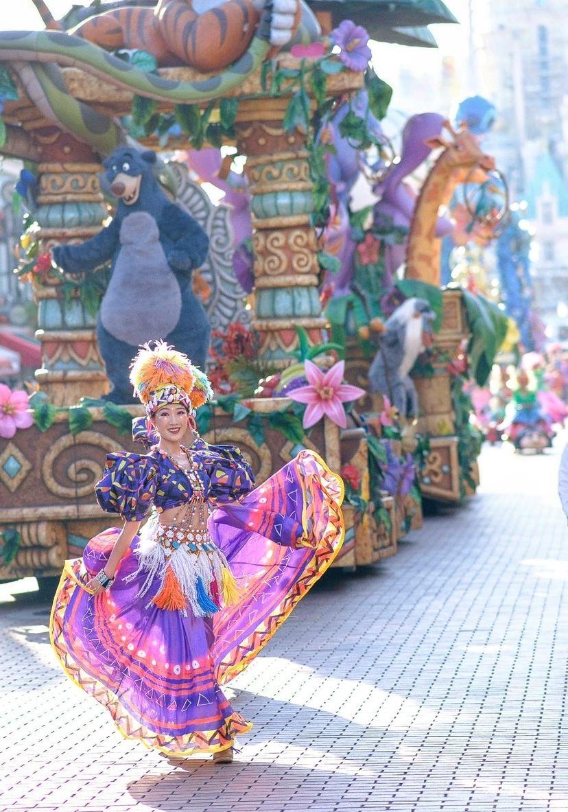 王靜怡曾擔任舞蹈老師和香港及上海迪士尼樂園巡遊舞蹈員。(受訪者提供)