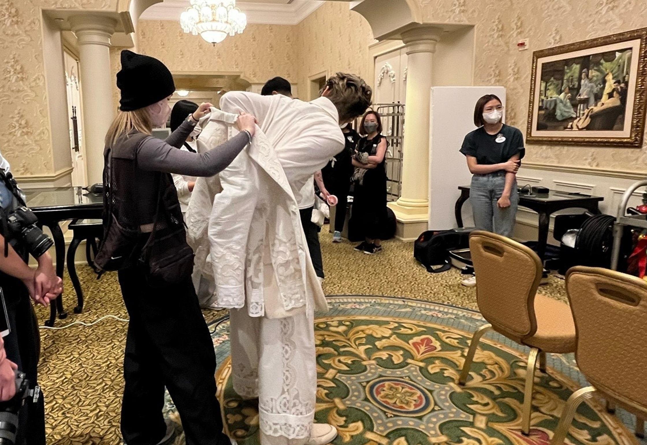 Suki(左一)曾跟隨形象設計師工作,為拍攝音樂錄像的歌手安排服裝造型