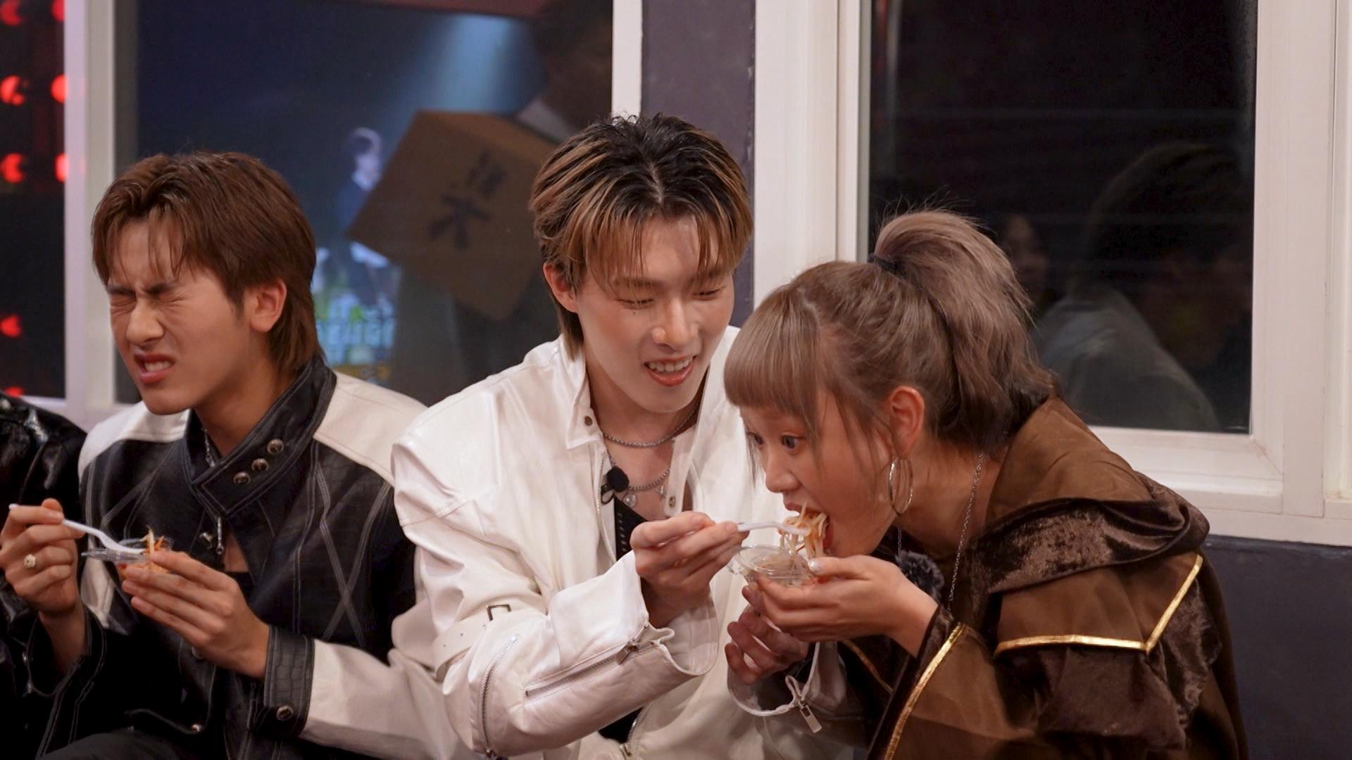 Kim親手餵WinWin吃沙律。