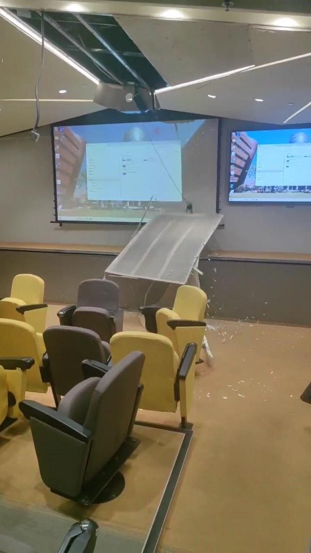 理大一課室上課期間突然天花板坍塌,並發出巨響。(小紅書影片截圖)