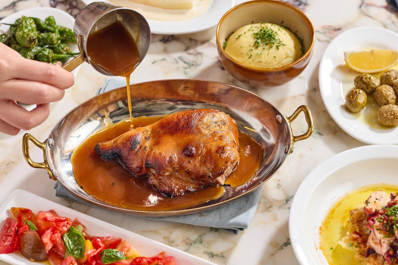 乳豬1/4隻$388 皮脆肉嫩,配薯蓉和雪利酒醬汁。