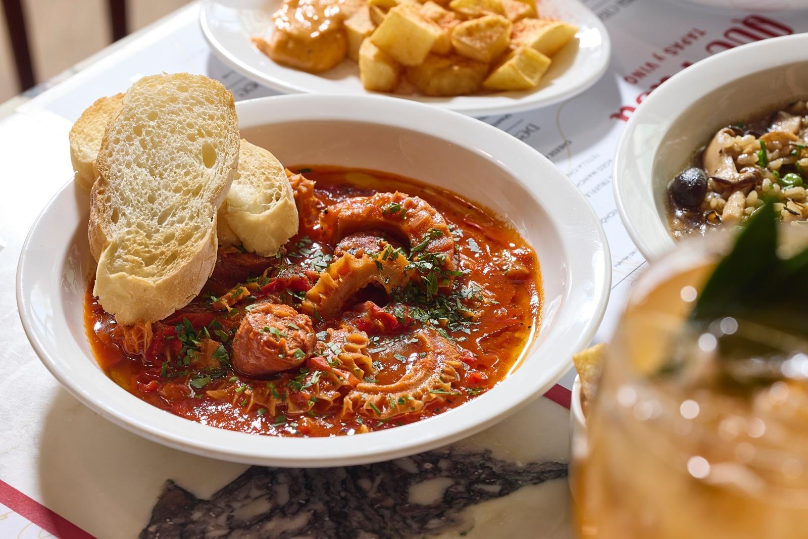 午巿套餐之慢煮燴牛肚 新鮮牛肚加入西班牙辣肉腸、橄欖油、大蒜、孜然、辣椒等香料慢煮超過六小時。