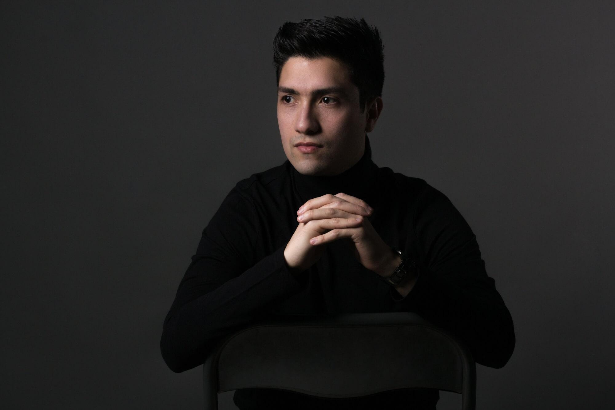 巴拉斯曾與世界各地的頂團合作,在他指揮下的樂章,更添活力與熱情。