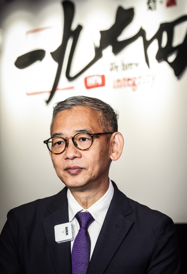 廉署專員胡英明在「一九七四」咖啡店受訪 (中通社)