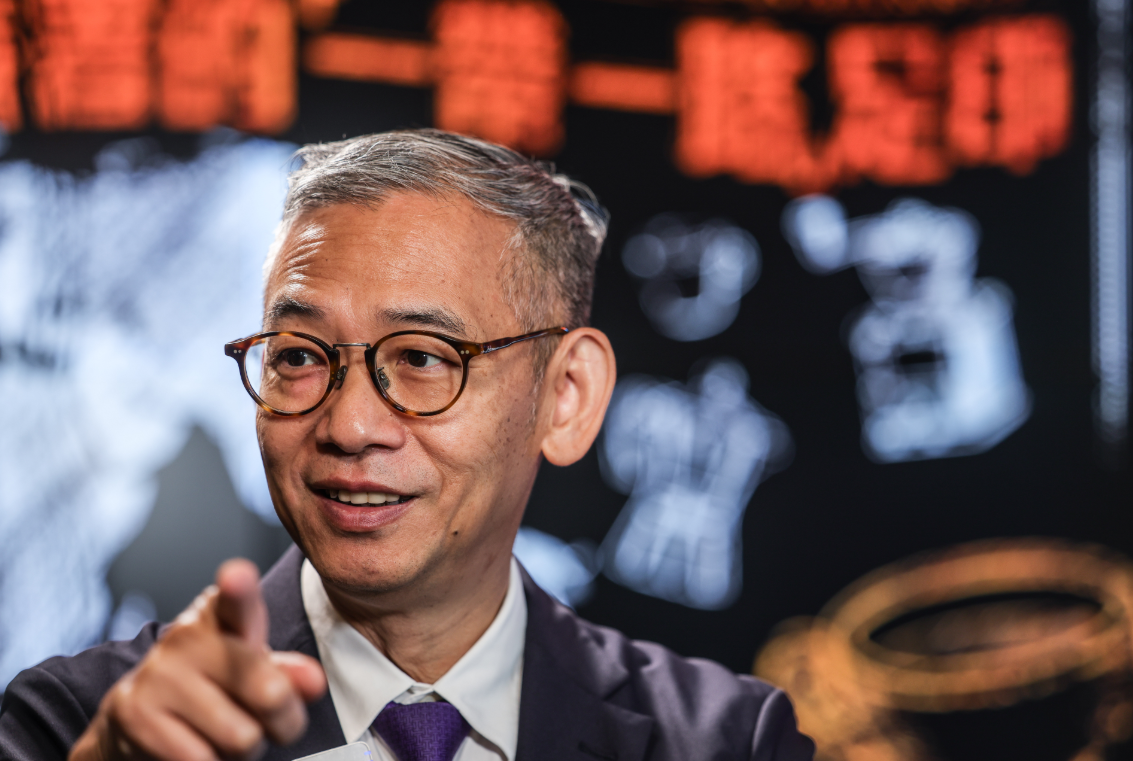 廉署專員胡英明在「一九七四」咖啡店受訪 (中通社)